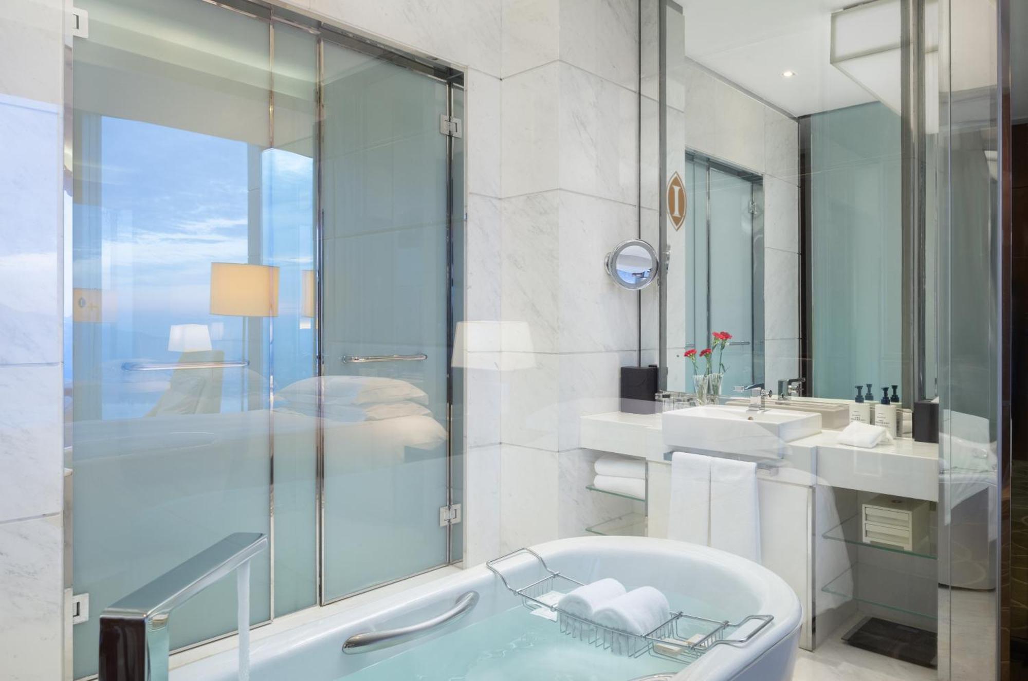 Classic Double Room with Lake View - Club Lounge Access
