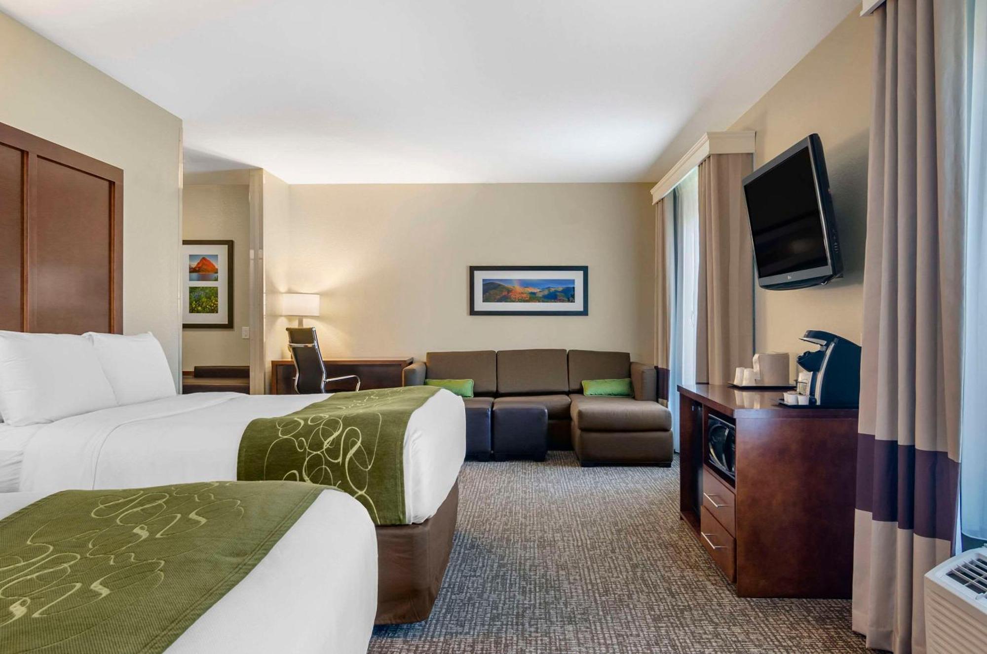 Standard Queen Suite Two Queen Beds Bathtub Accessible or Non-Smoking,1646914795:JPEG