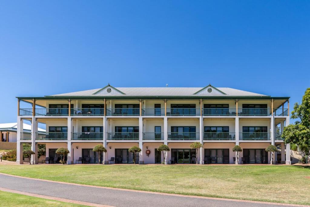 Banksia Suites