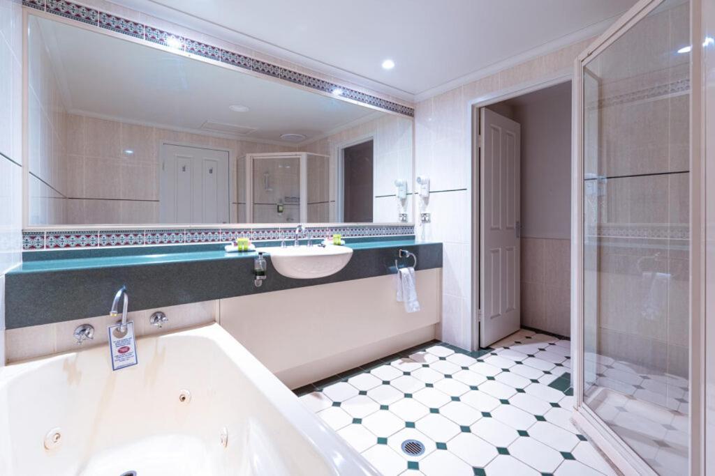 Waratah Suite