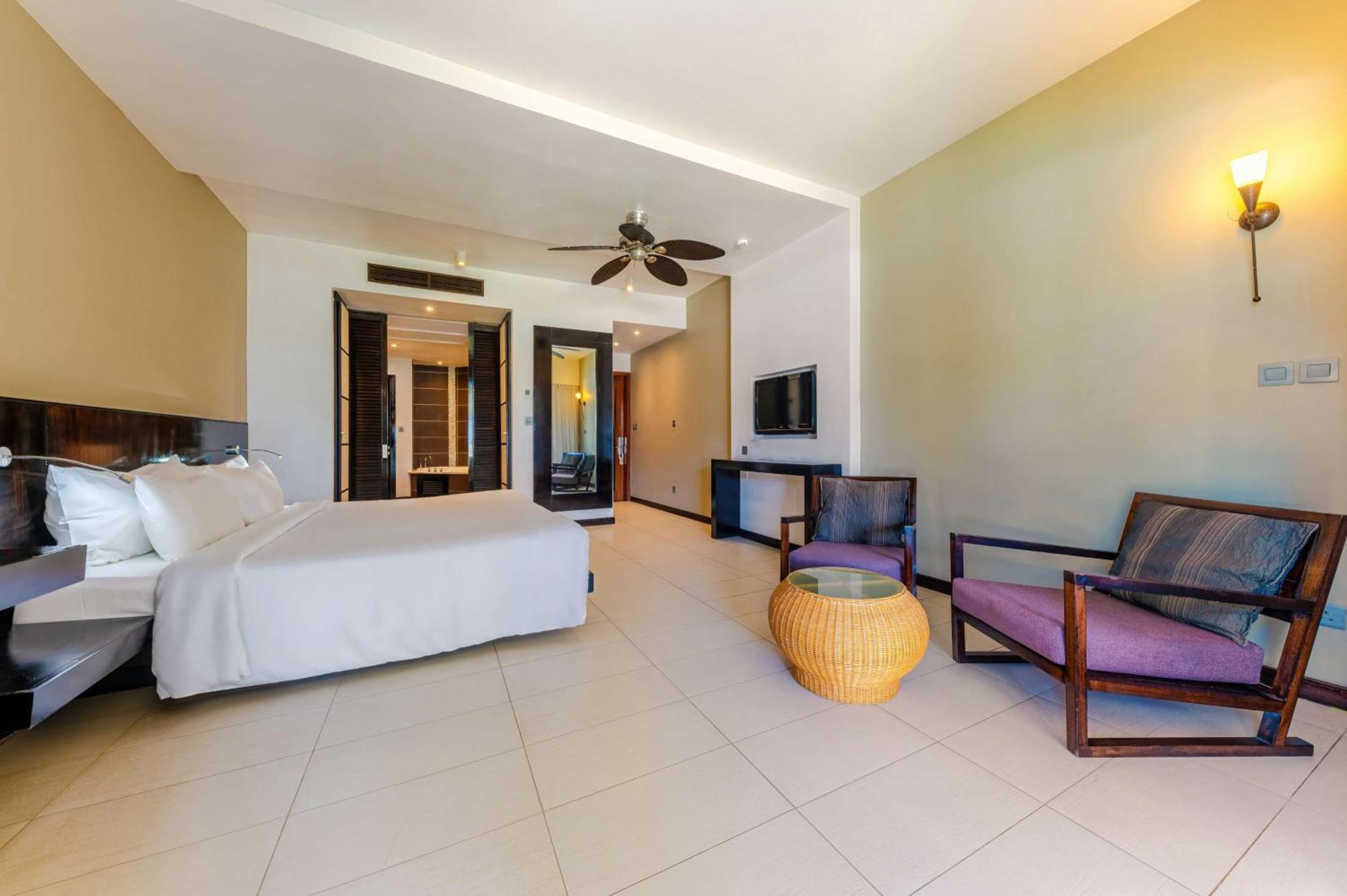 Premium Kamer met Kingsize Bed en Uitzicht op het Zwembad
