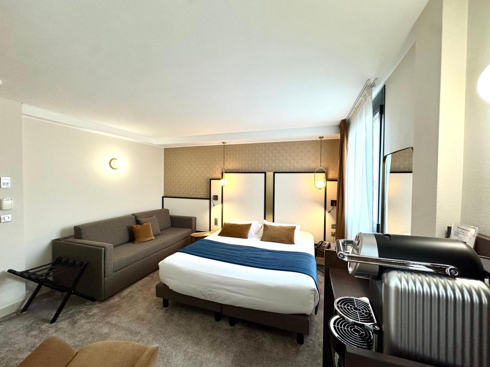 Executive Room One King One Single Bed Non-Smoking,1661114079:JPEG