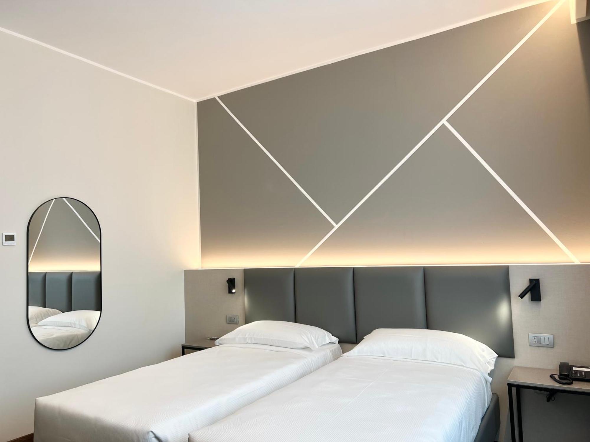 Twin Room,1648094264:JPEG