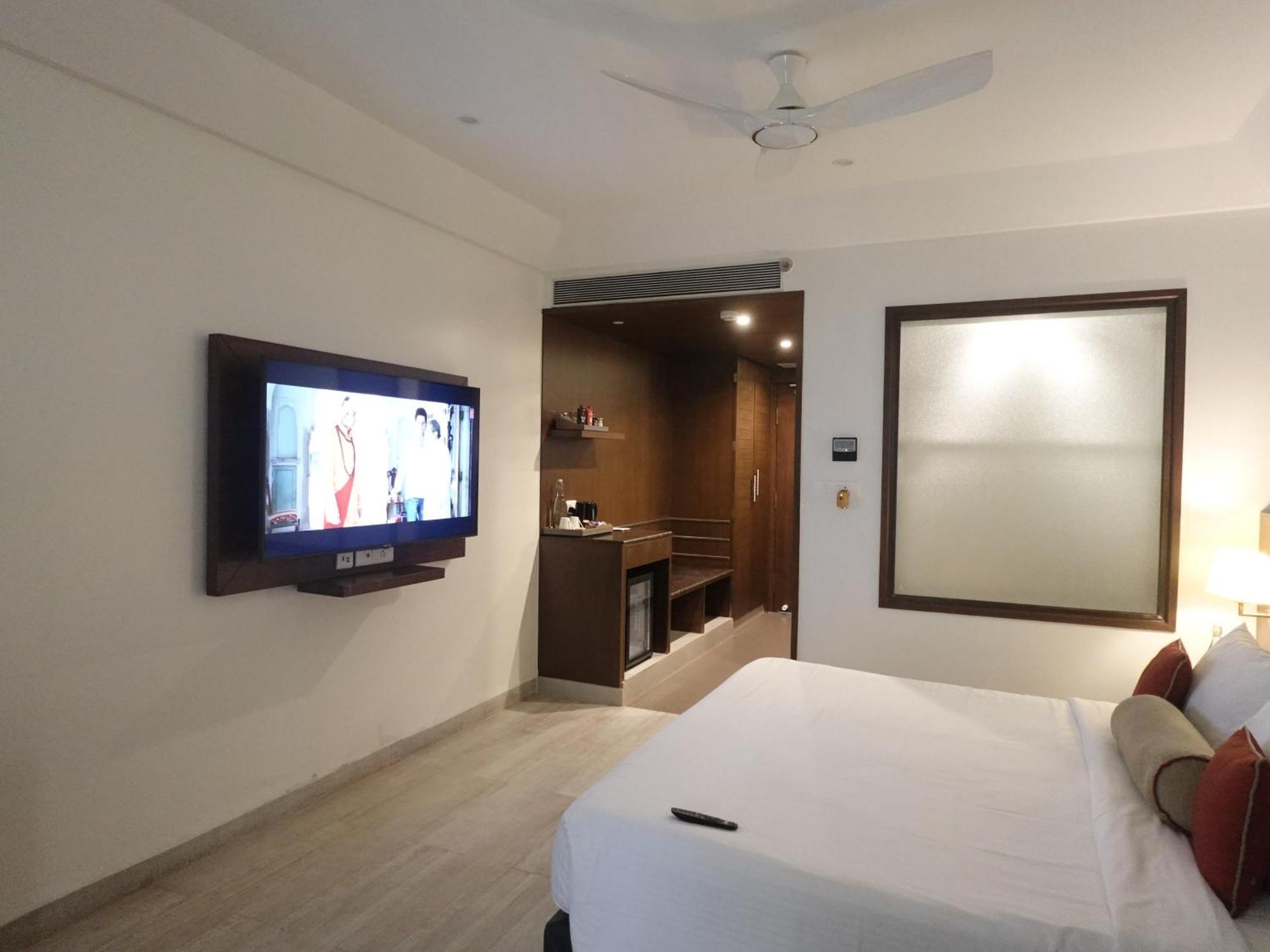 Superior Room 1 Double bed – (Day Use from 12 pm till 09 pm same Day) for 6 Hours - 15% Discount on F&B (A la Carte), Laundry and SPA (60 minutes session), 2 hours Early check in or Late check out (Subject to availability