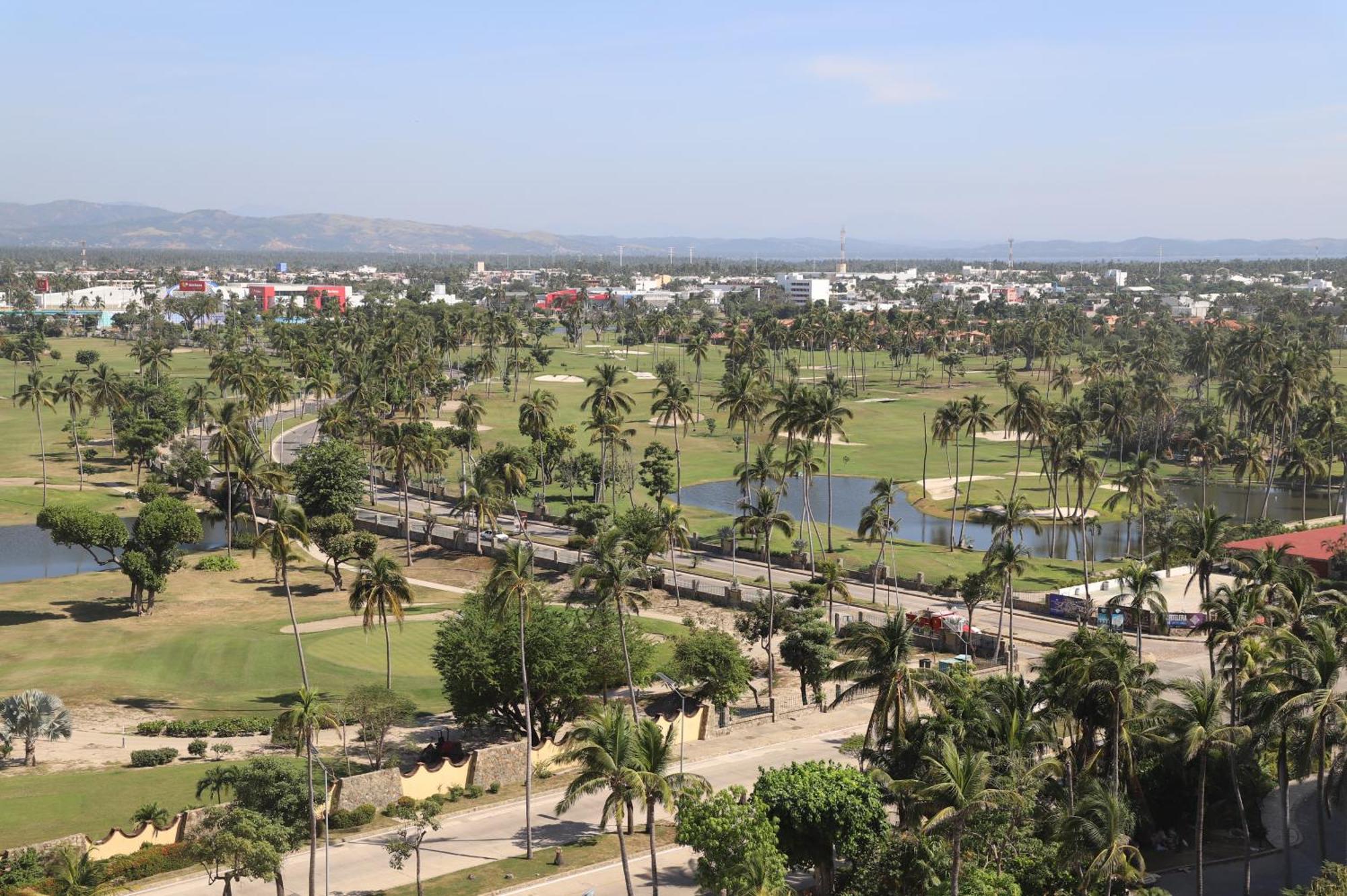 Suite Junior con cama extragrande y vistas al campo de golf