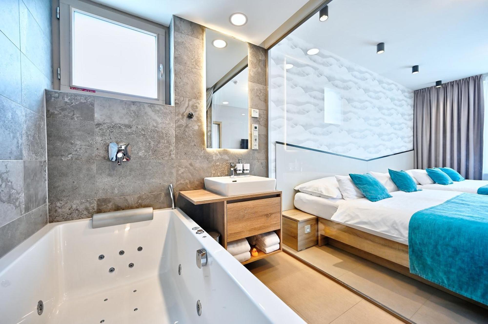 Suite für 4 Personen mit Whirlpool-Badewanne