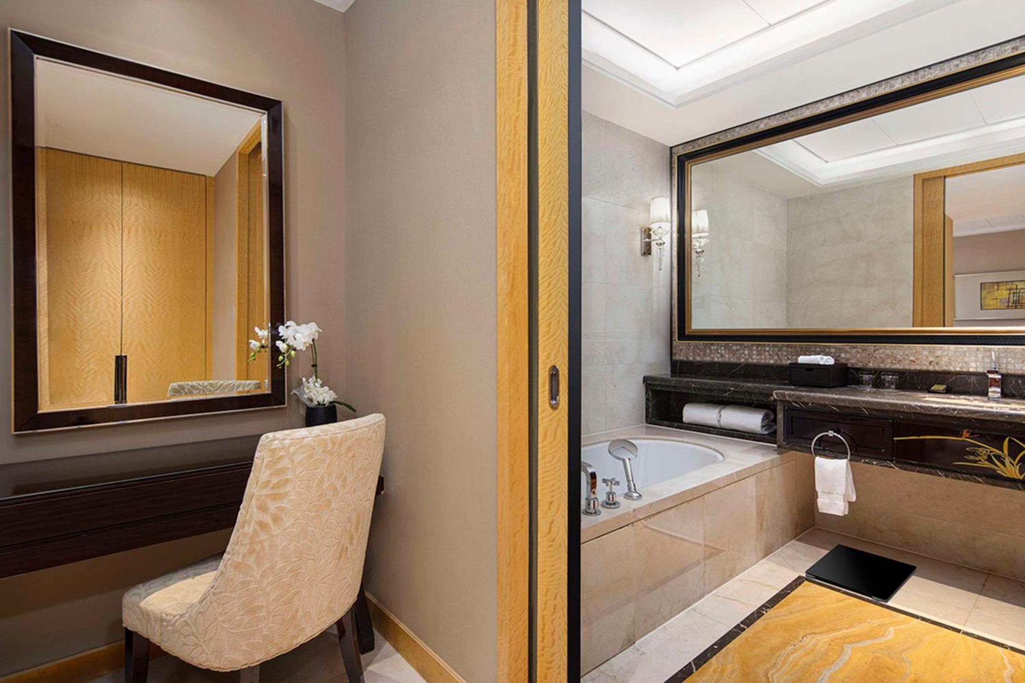 Junior King Suite - Lounge Access