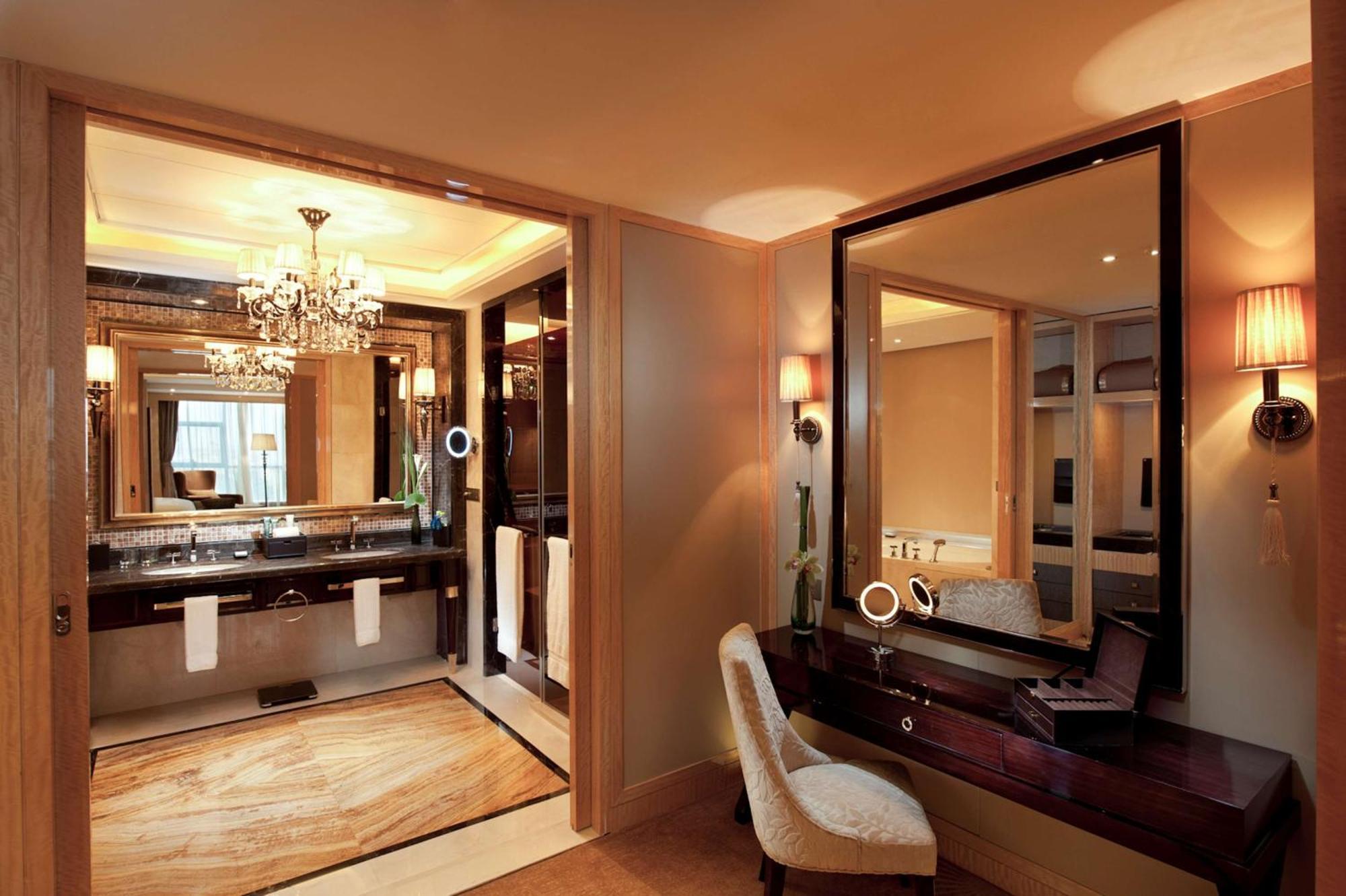 Deluxe King Suite - Lounge Access
