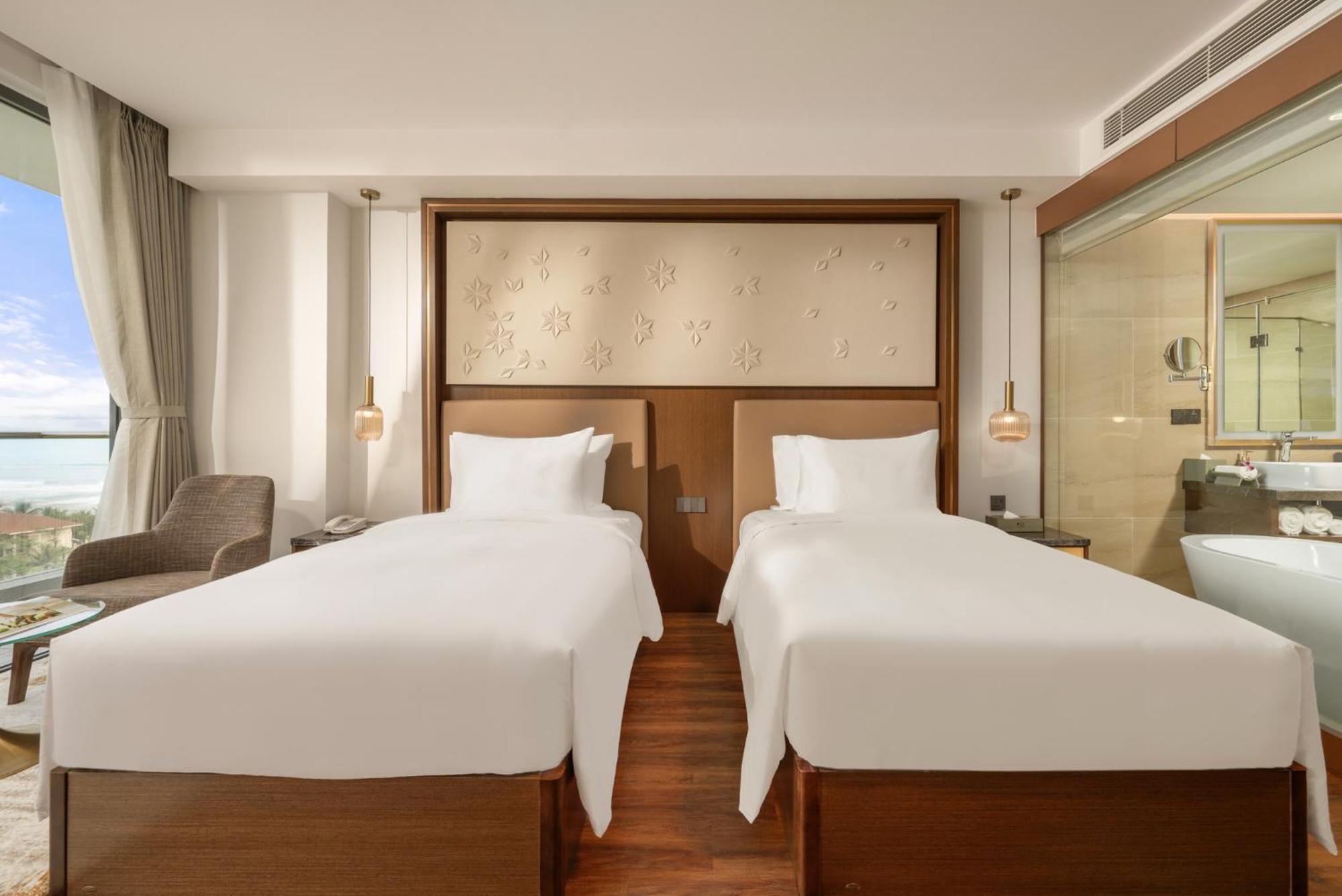 Deluxe Twin Room Balcony Bathtub