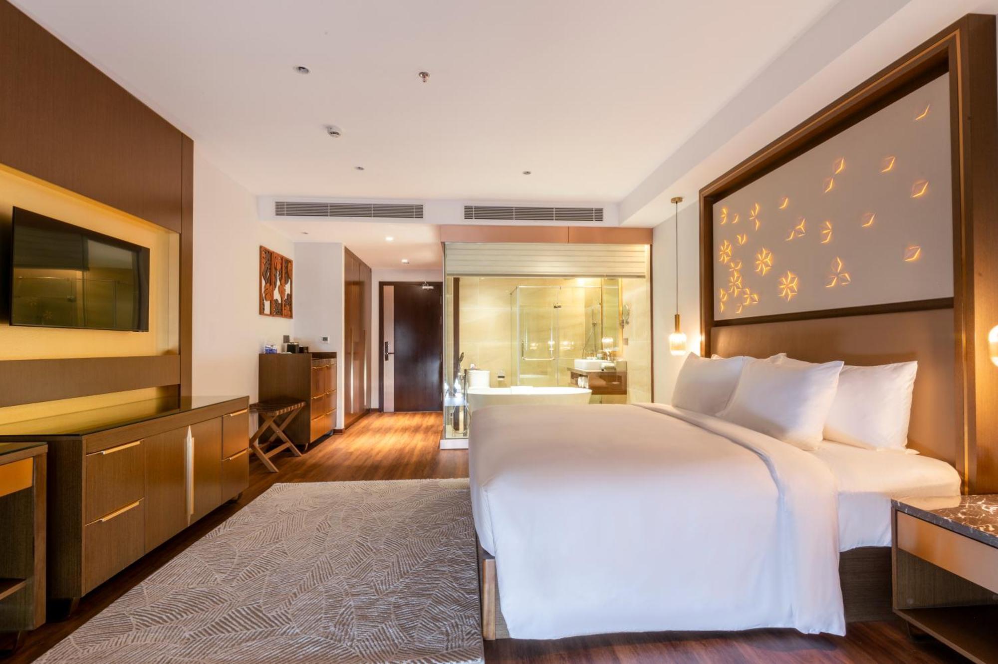 Deluxe Double Room Balcony Bathtub