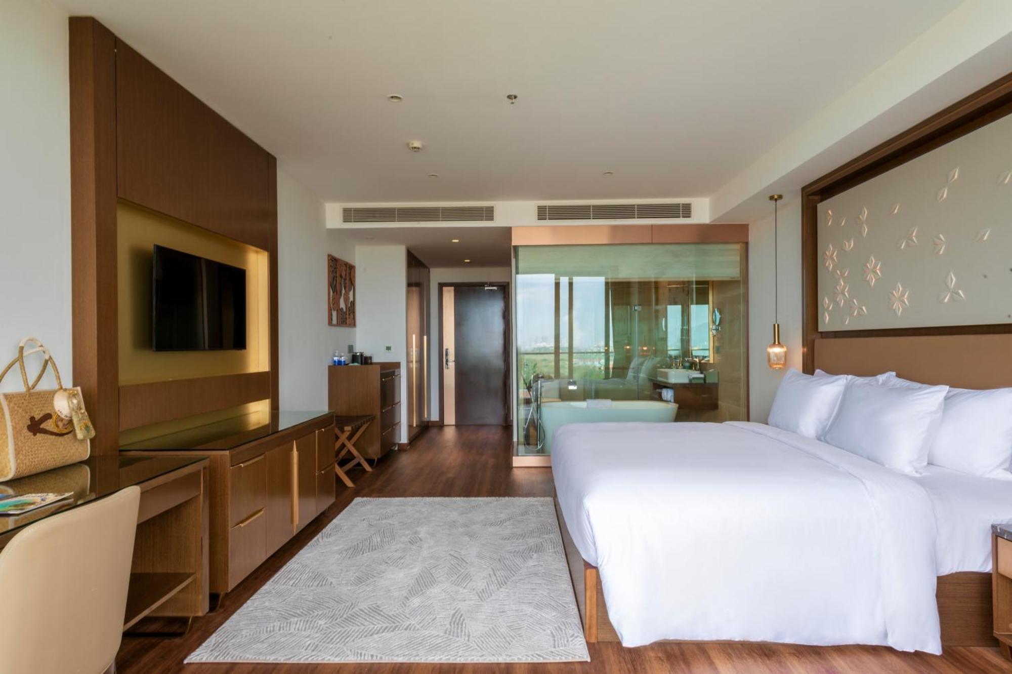 Deluxe Double Room Balcony Bathtub