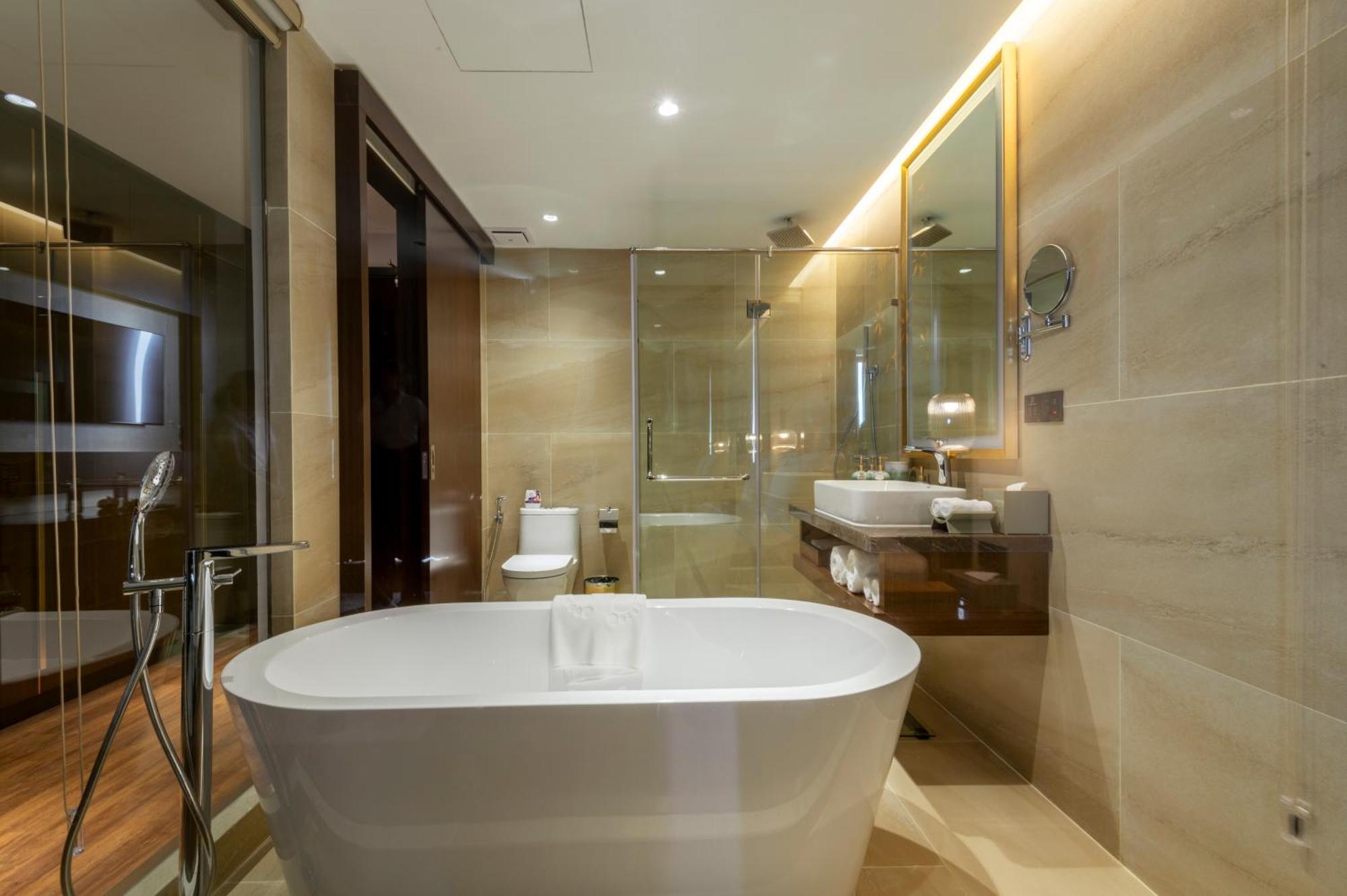 Deluxe Double Room Balcony Bathtub