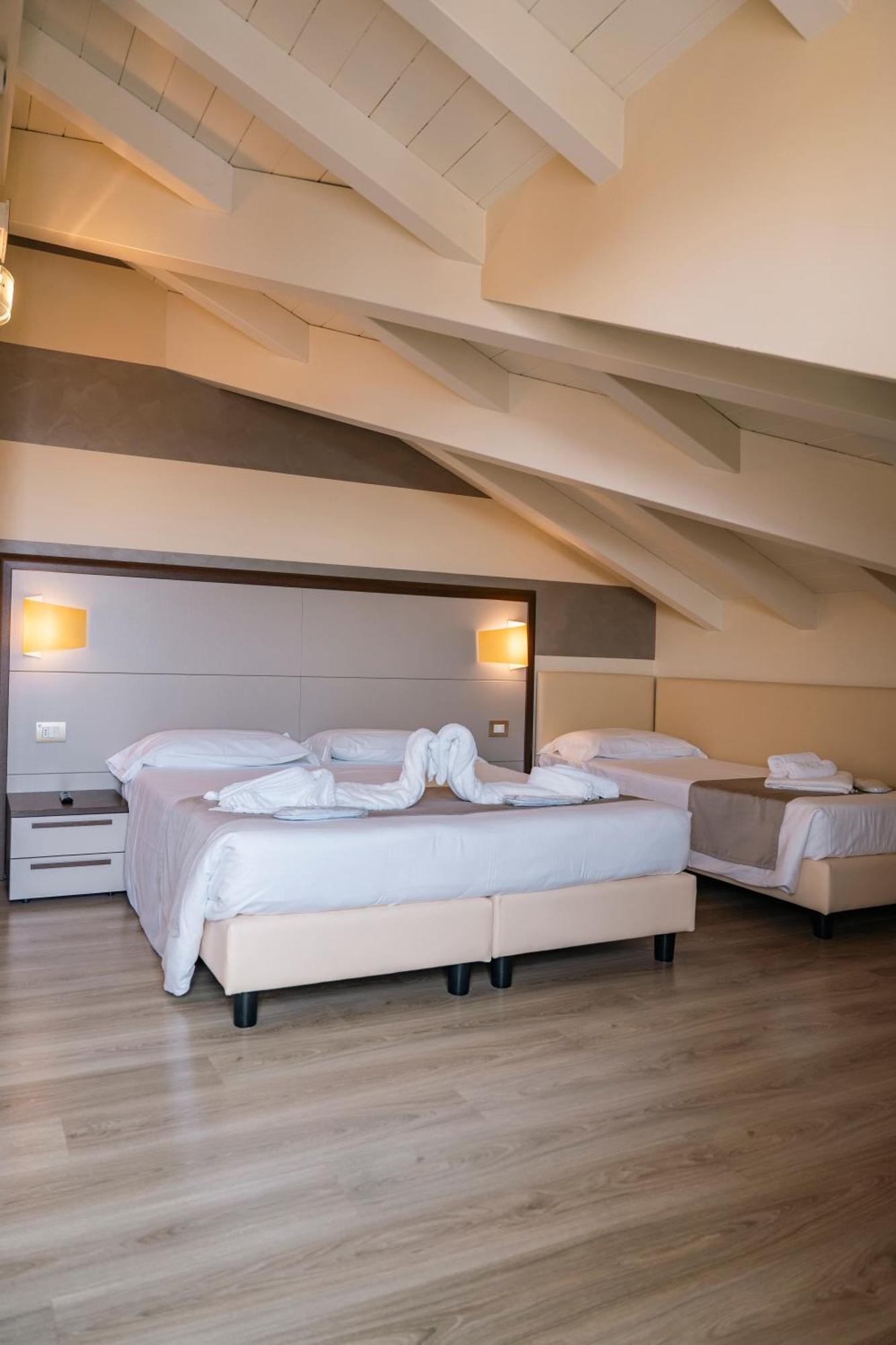 Deluxe Triple Room,1661107248:JPEG