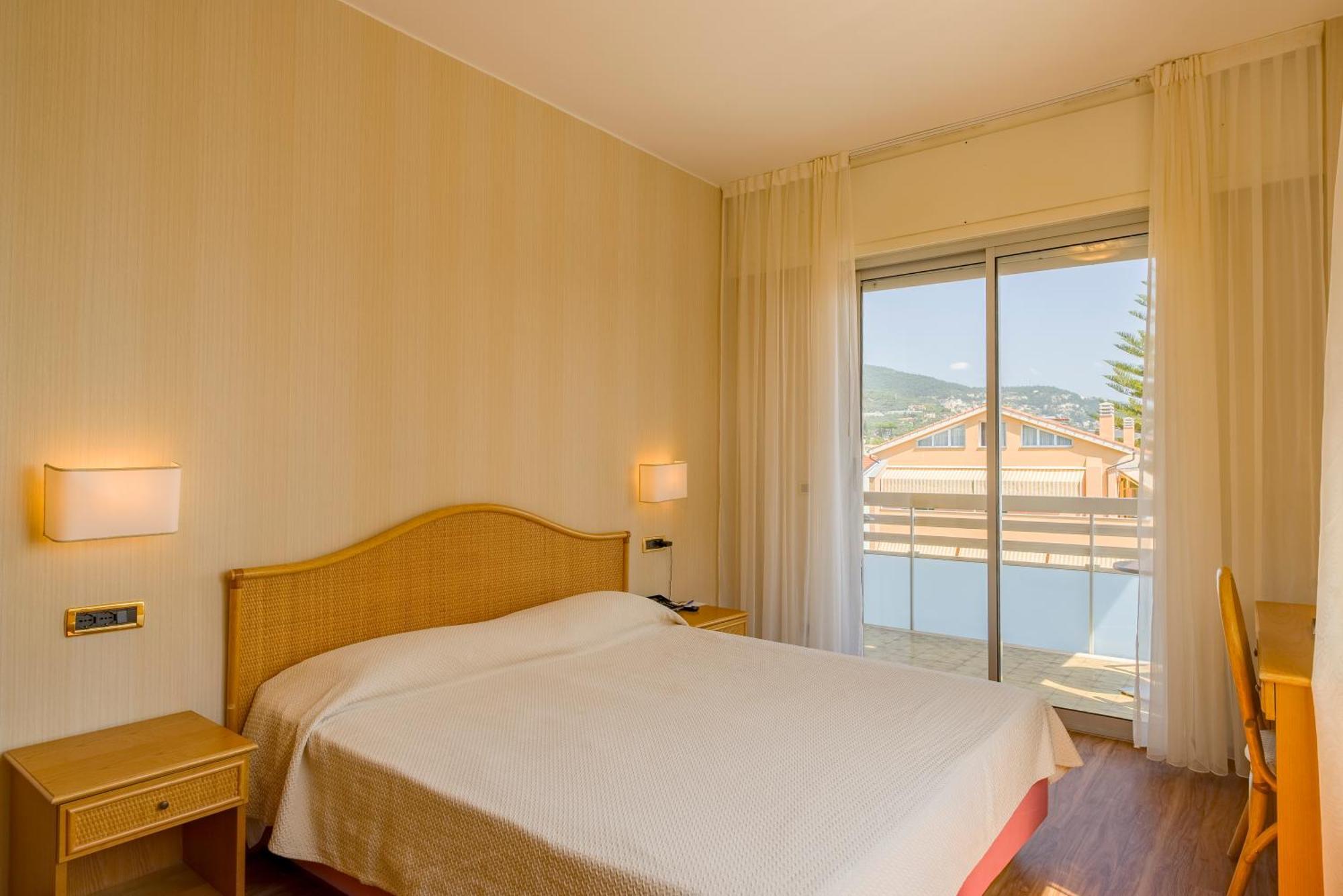 Classic Doppel-/Zweibettzimmer mit seitlichem Meerblick