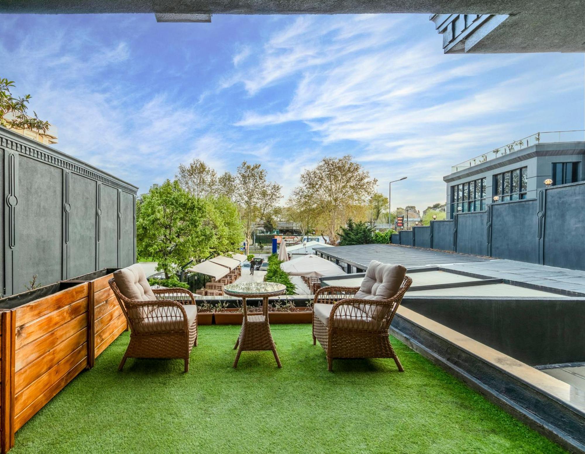 Zimmer mit Queensize-Bett und Balkon