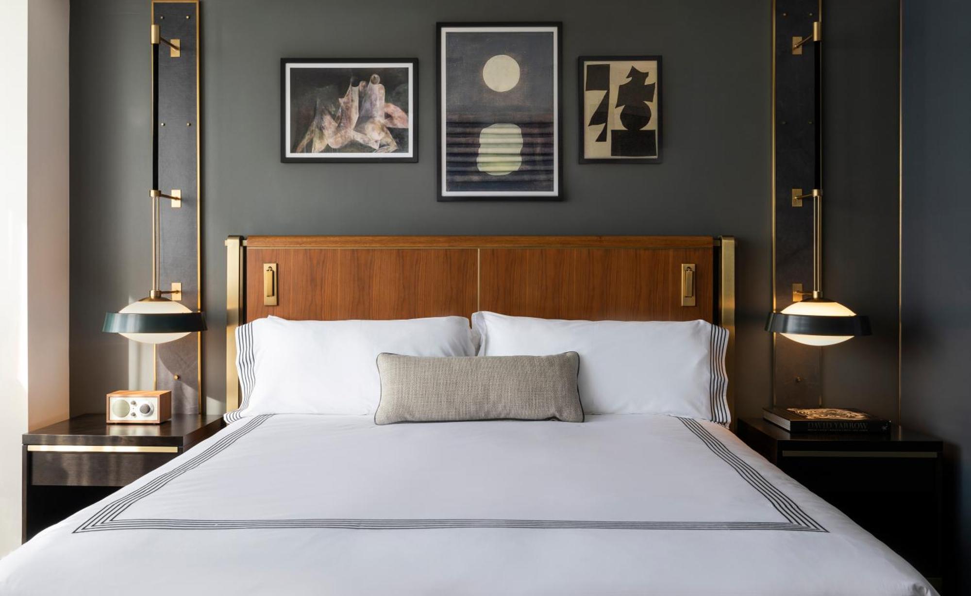 Habitación con cama extragrande.