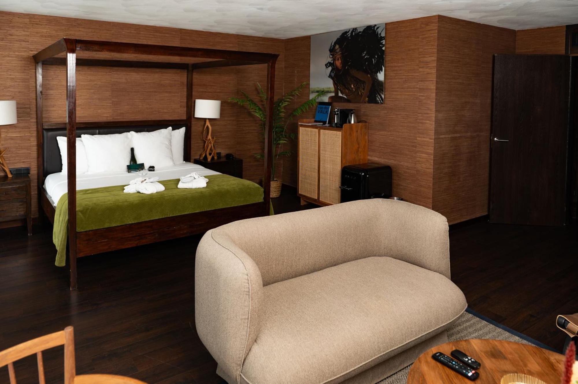South Suite,1666639064:JPEG