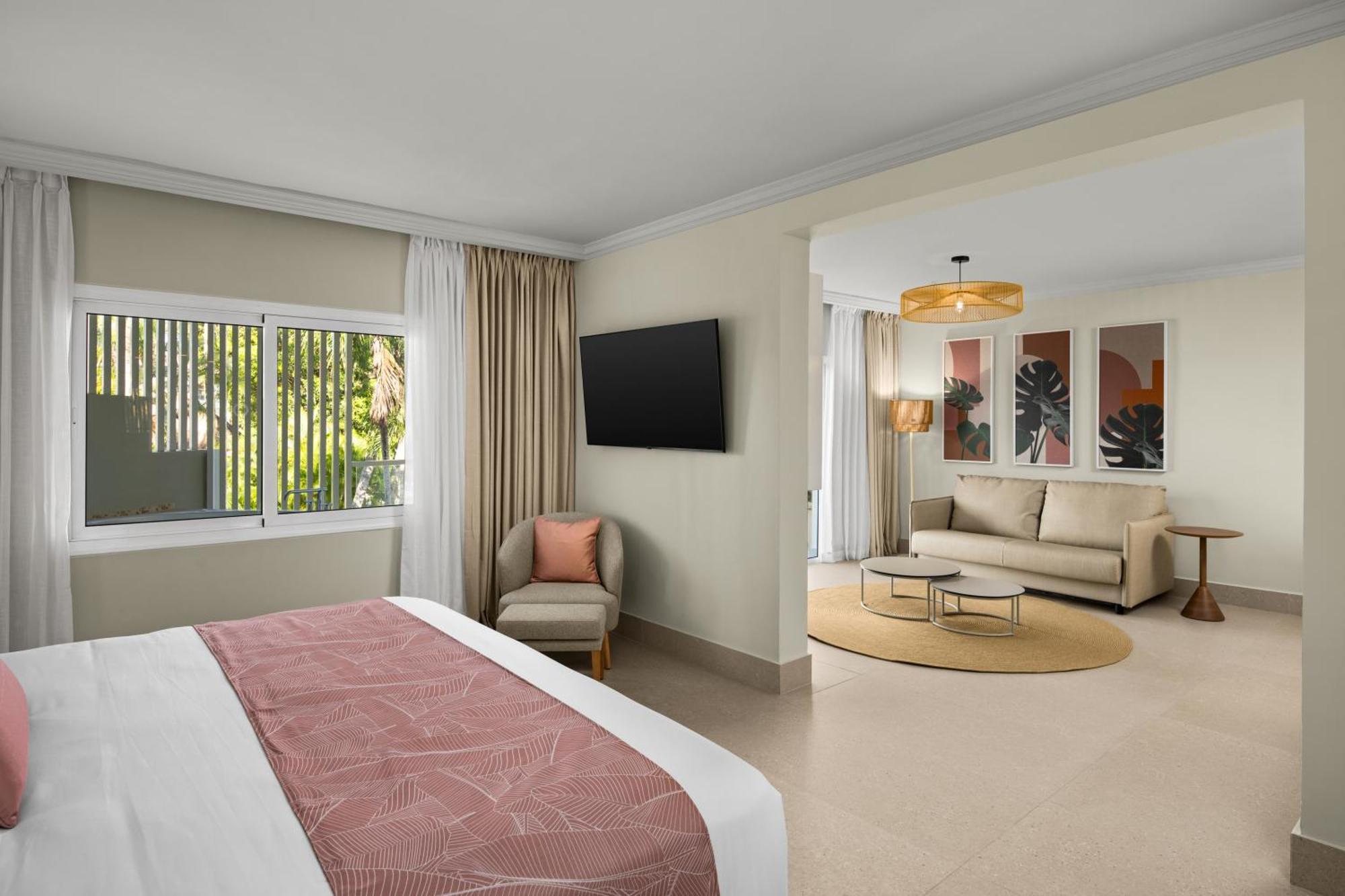 Suite Junior Club con cama extragrande y vistas tropicales