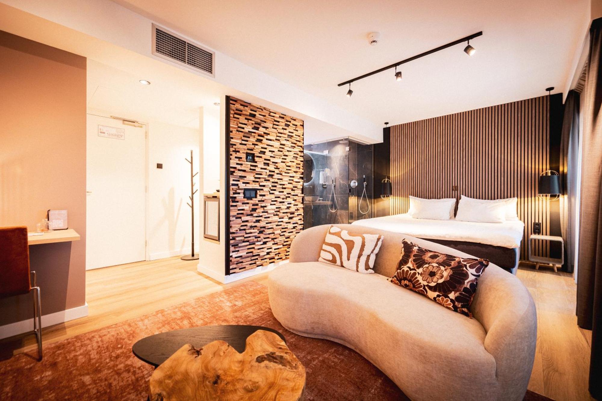 Deluxe Double Room Shower
