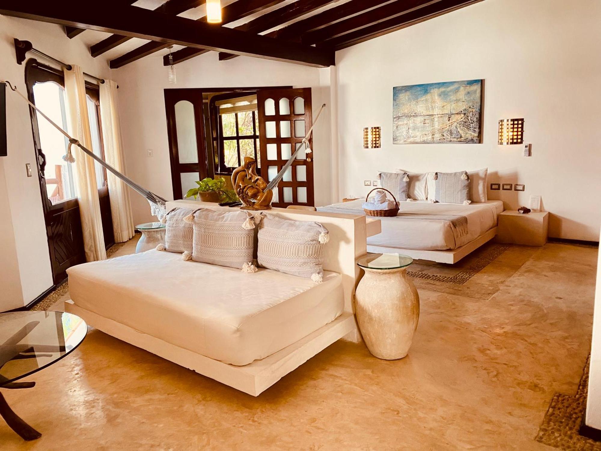 Habitación con cama extragrande y balcón