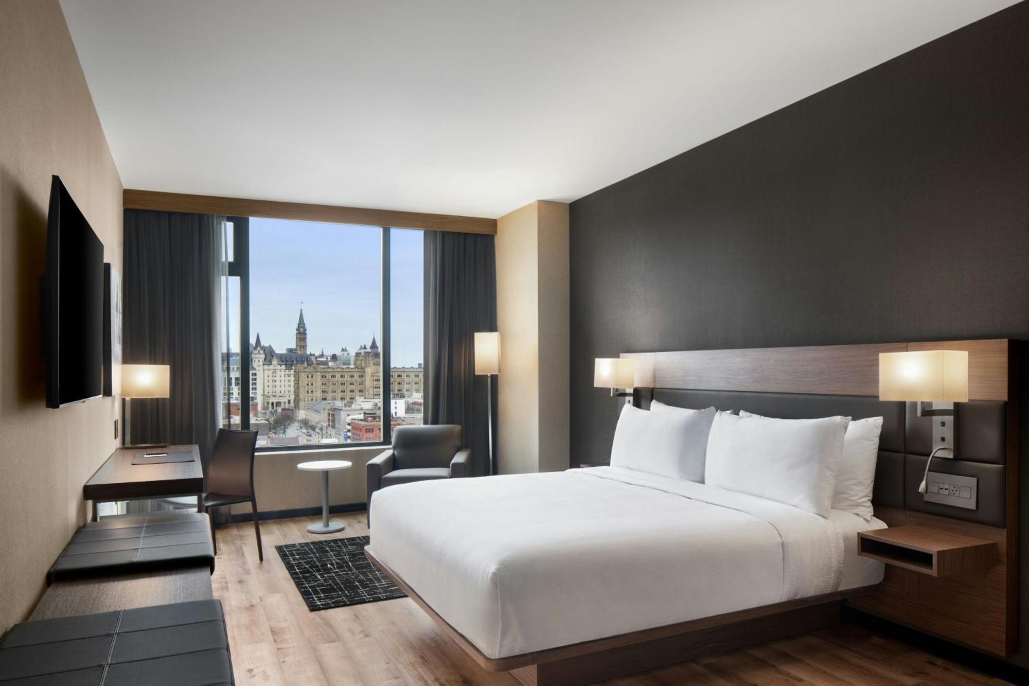 King Room with Roll-In Shower - Mobility Accessible