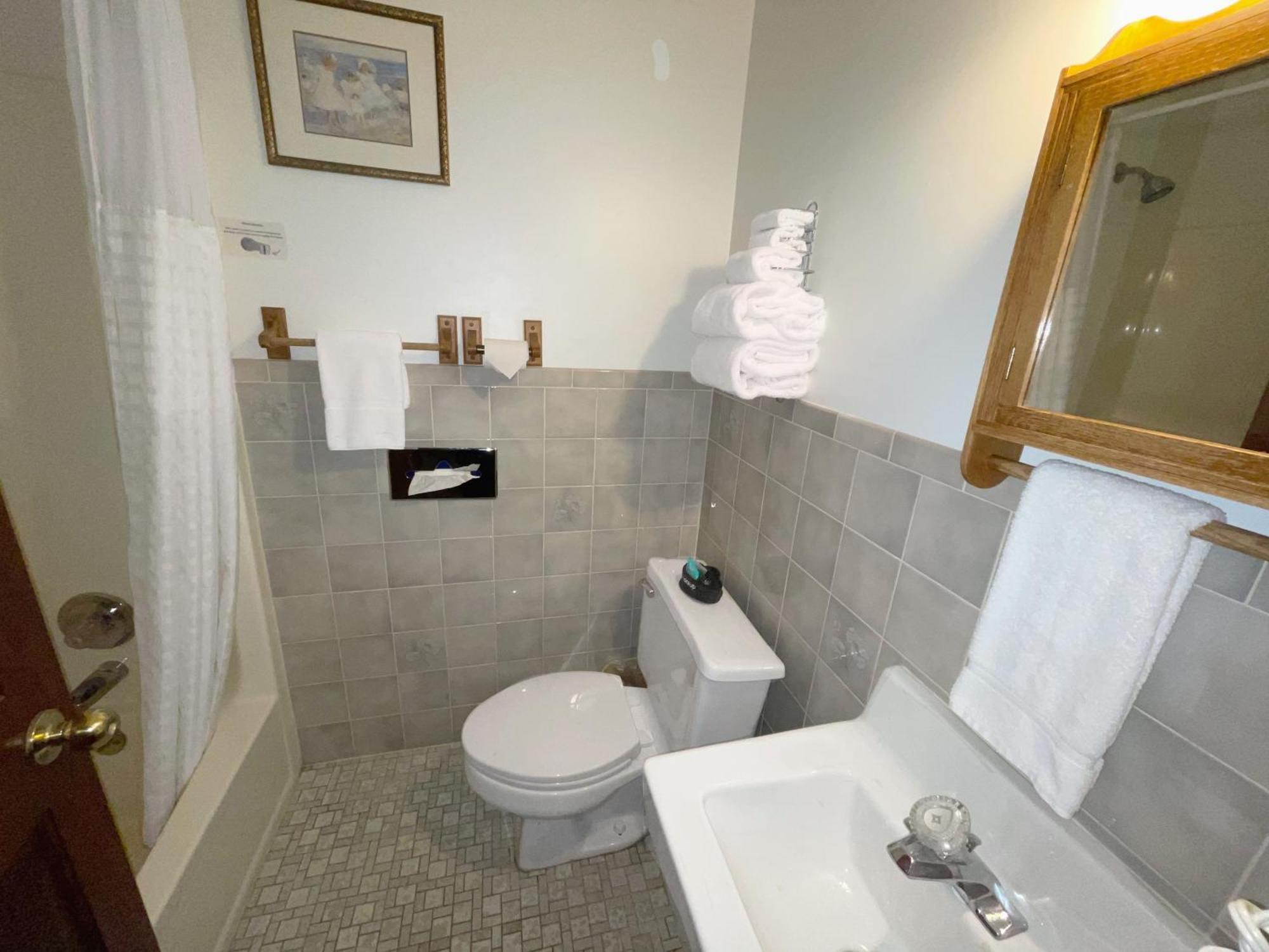Queen River room Jacuzzi suit