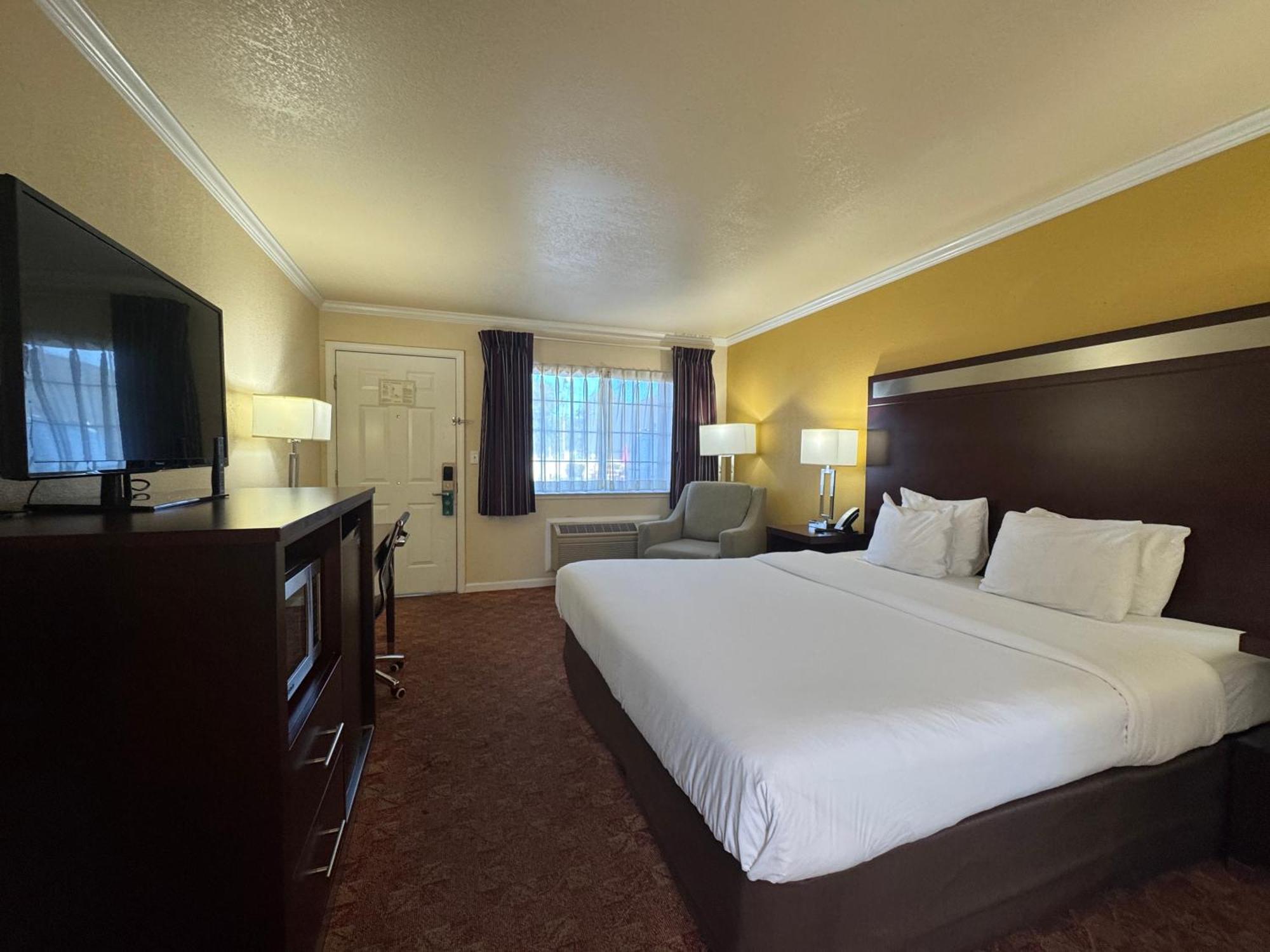 King Room - Accessible/Smoking