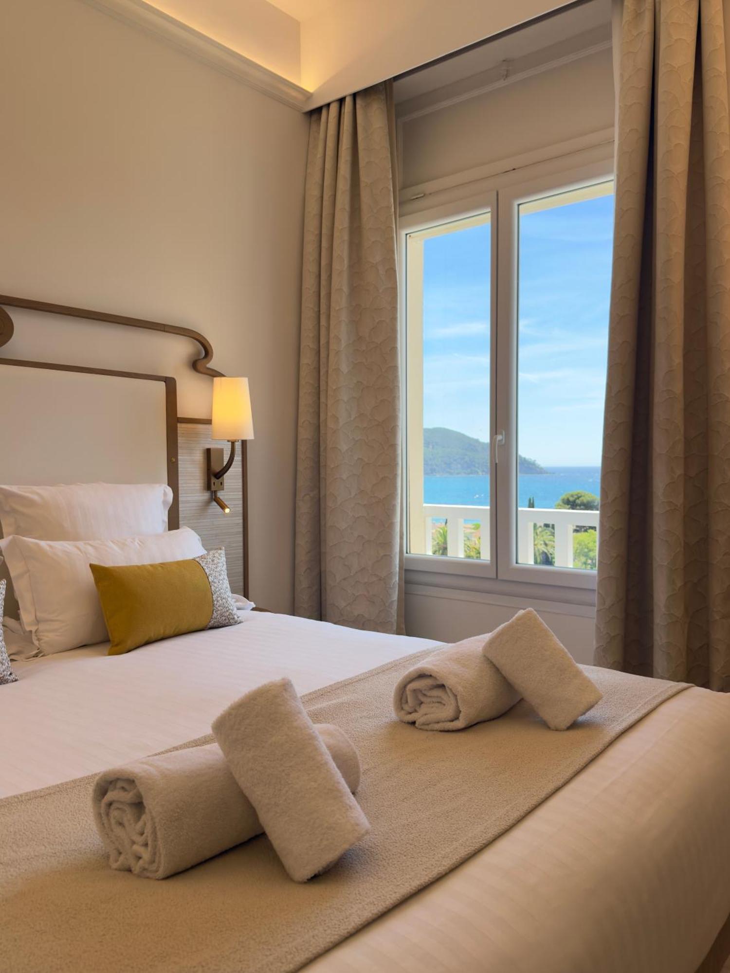 Comfort Queen Room with Sea View - Non-Smoking