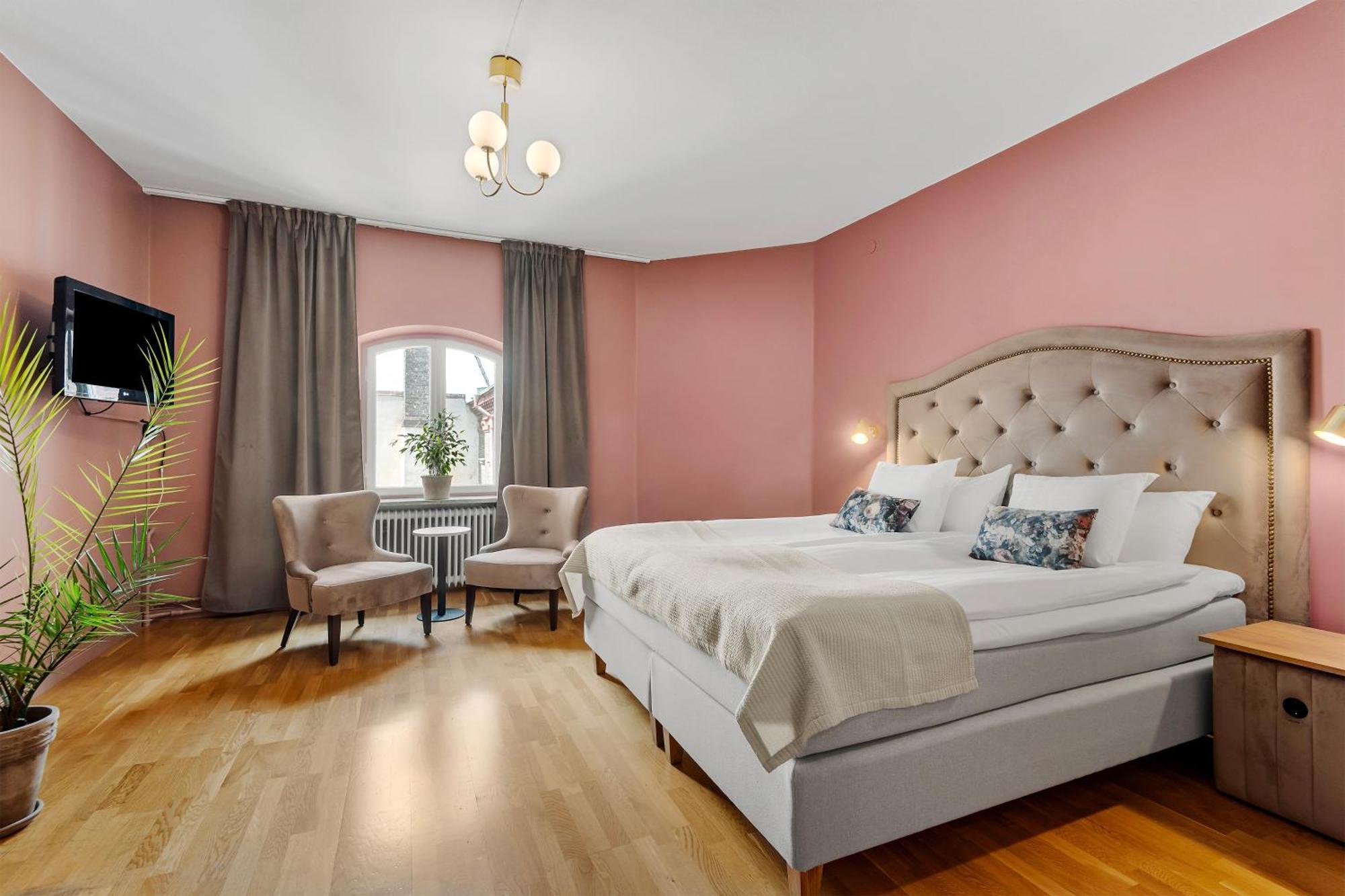 Deluxe King Room - Non-Smoking