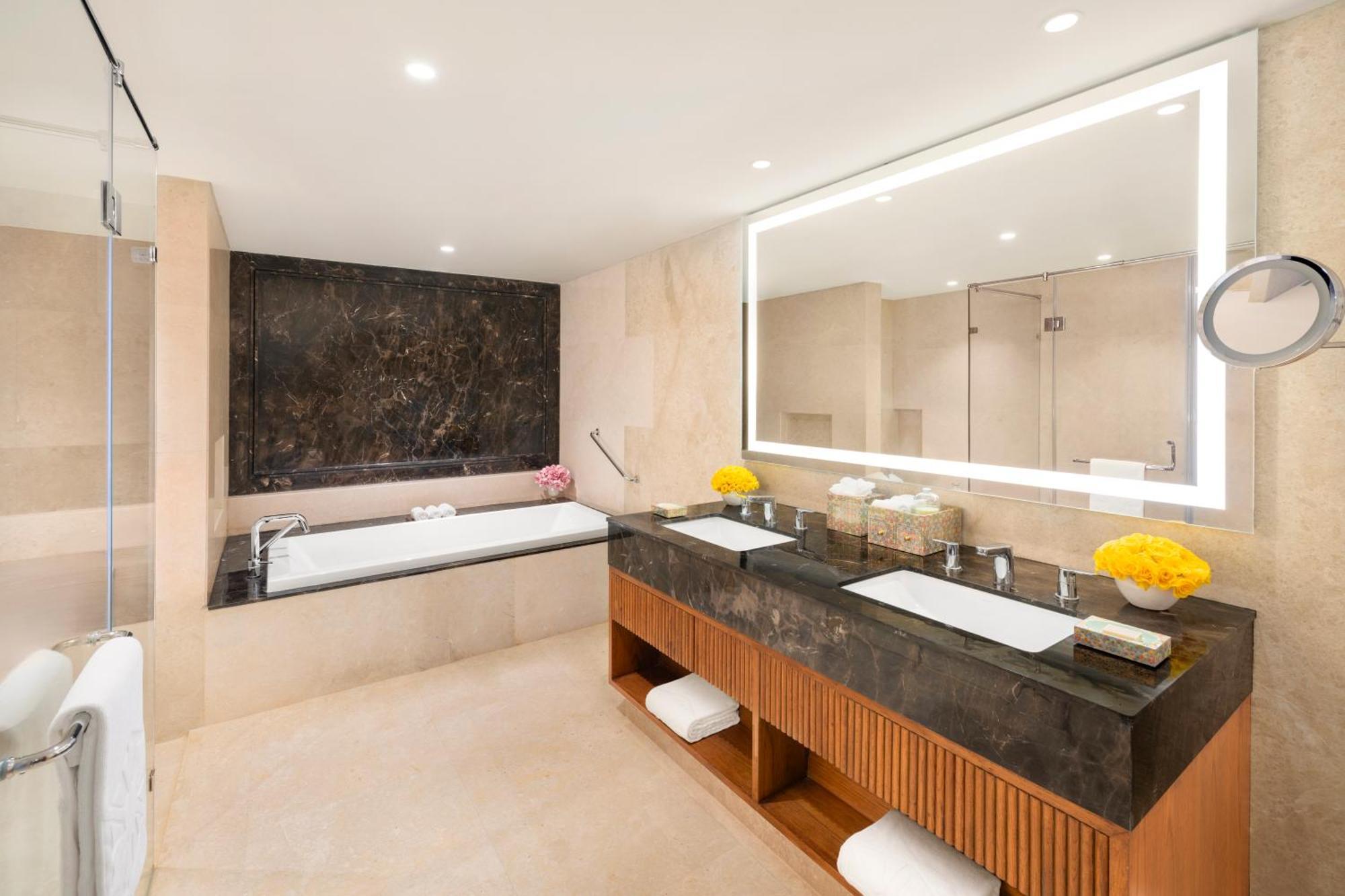 Grand Luxury Room King Bed - Enjoy Happy Hours with 1+1 offer on Alcoholic Beverage