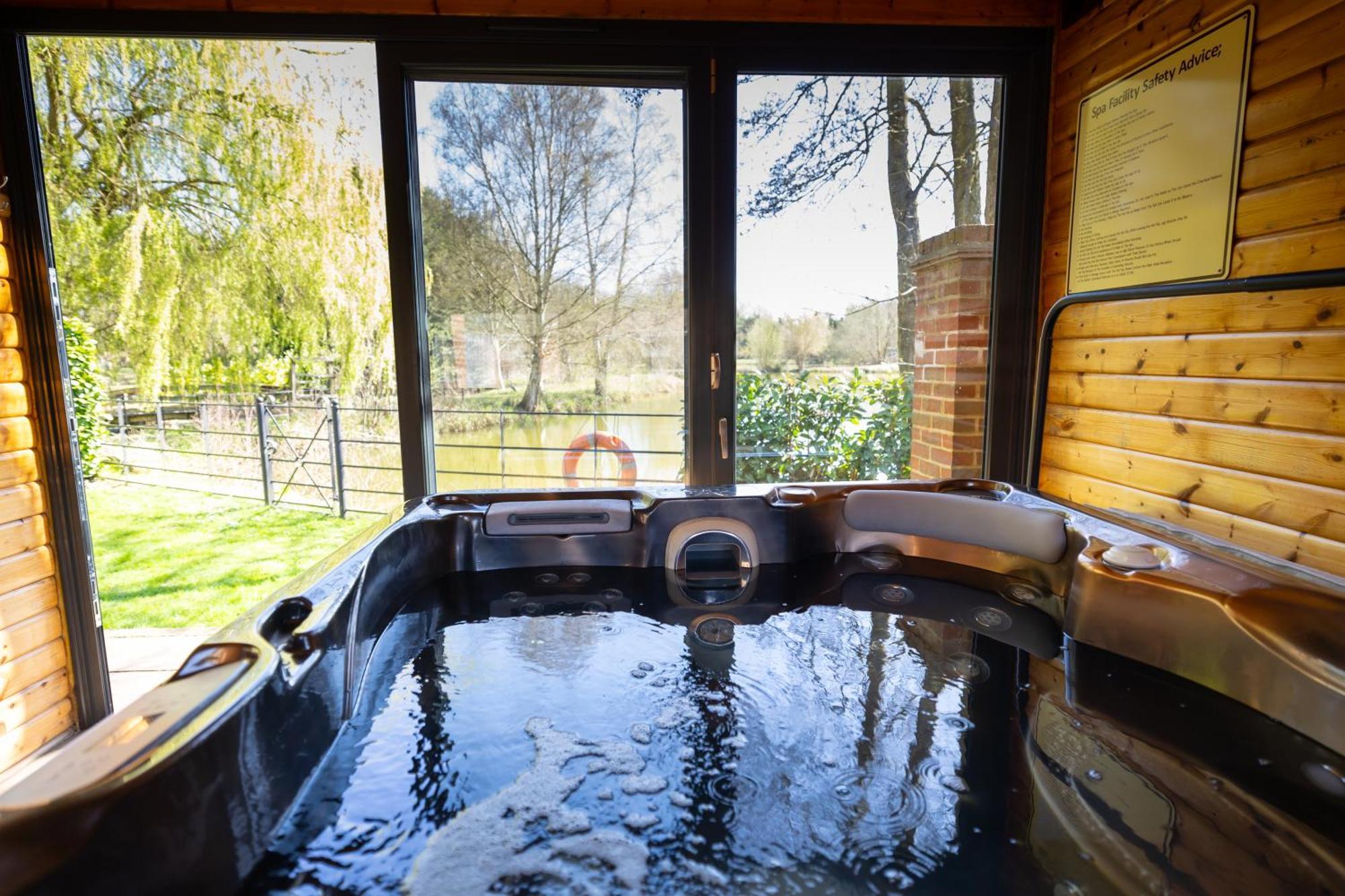 Lakeside Lodge Hot Tub,1742944862:JPEG