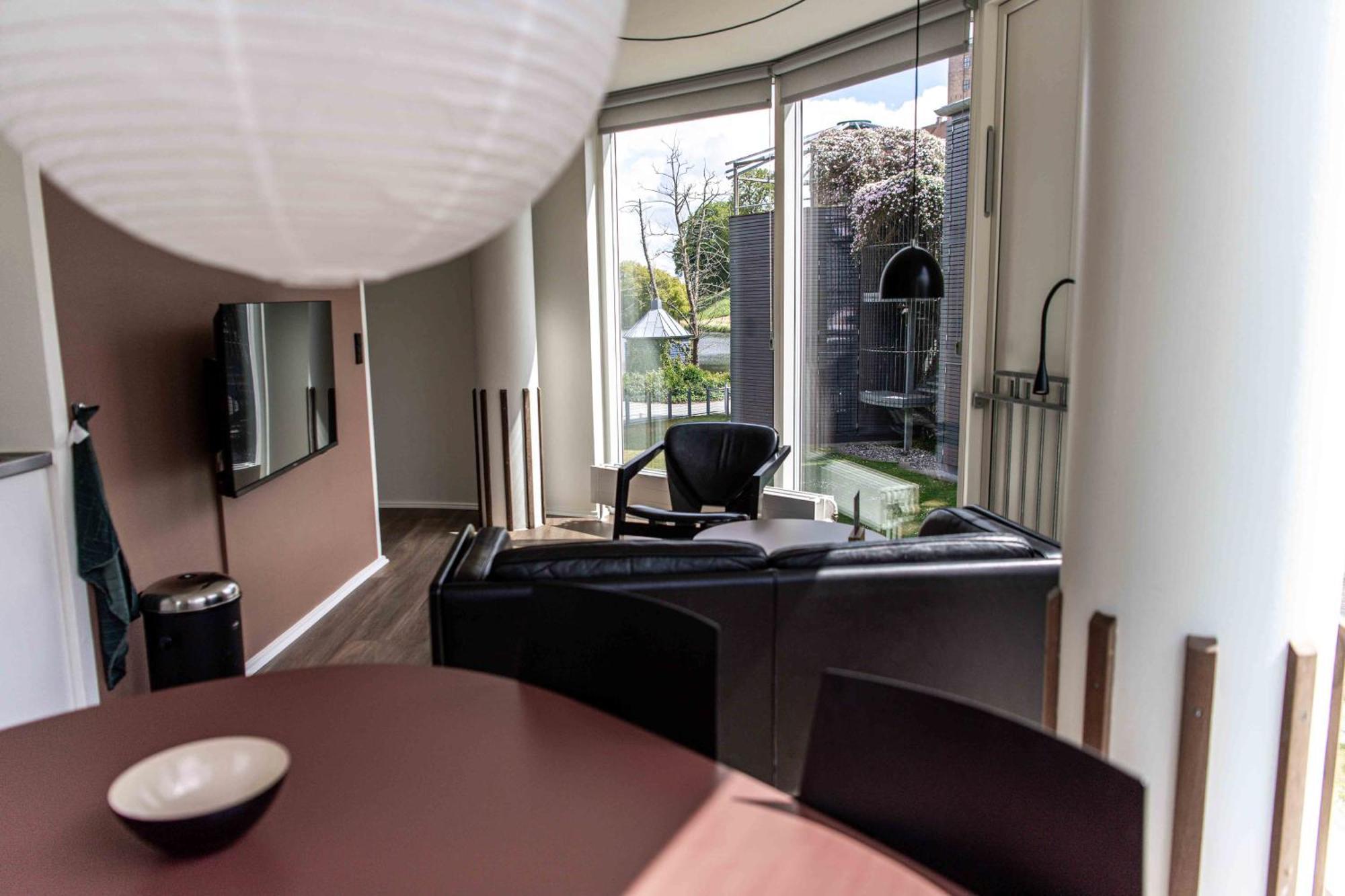 One-Bedroom Apartment Courtyard View