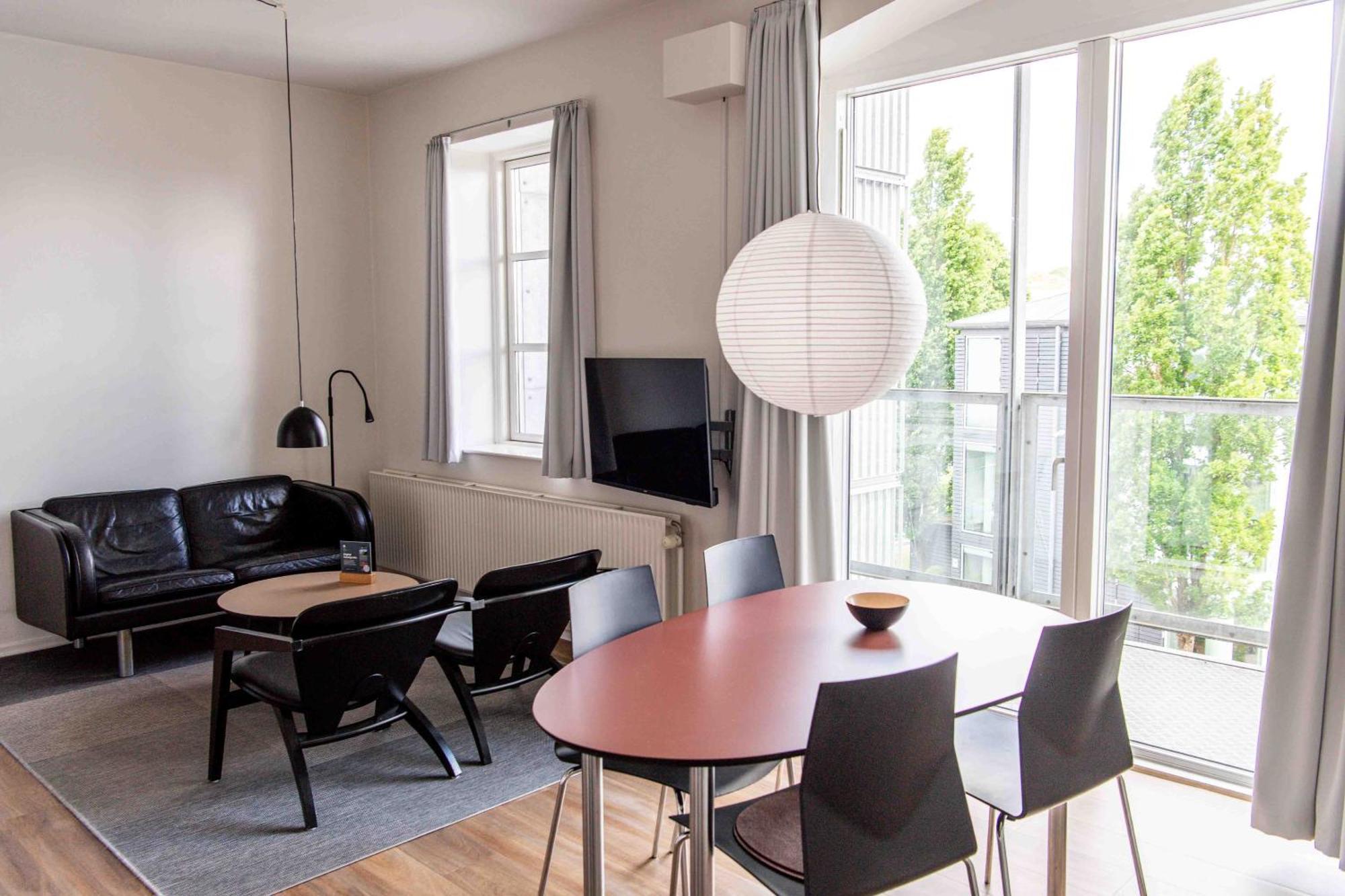 One-Bedroom Apartment Courtyard View
