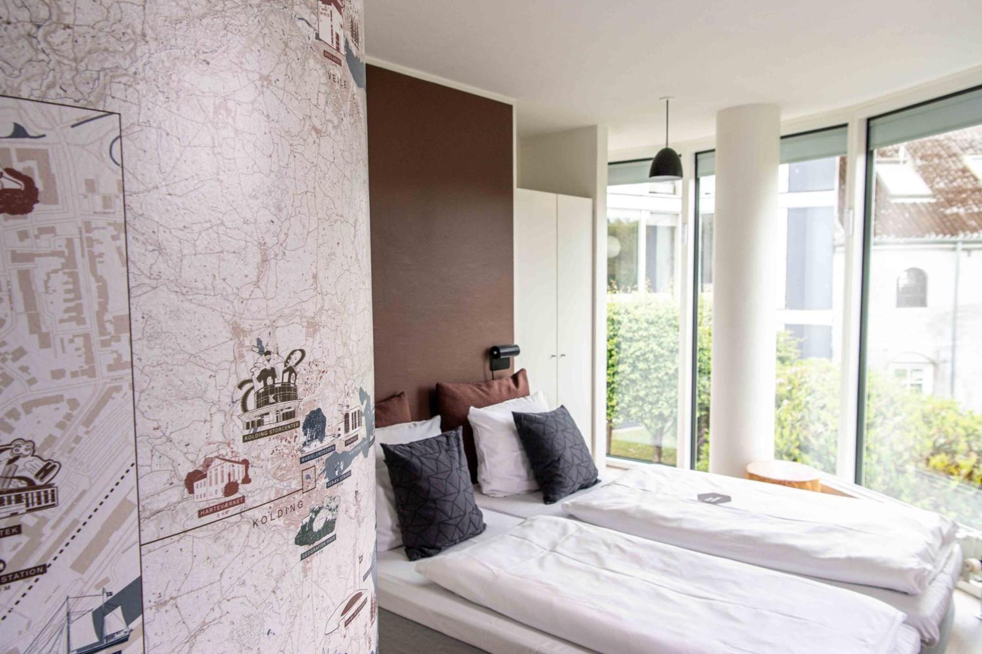 One-Bedroom Apartment Courtyard View