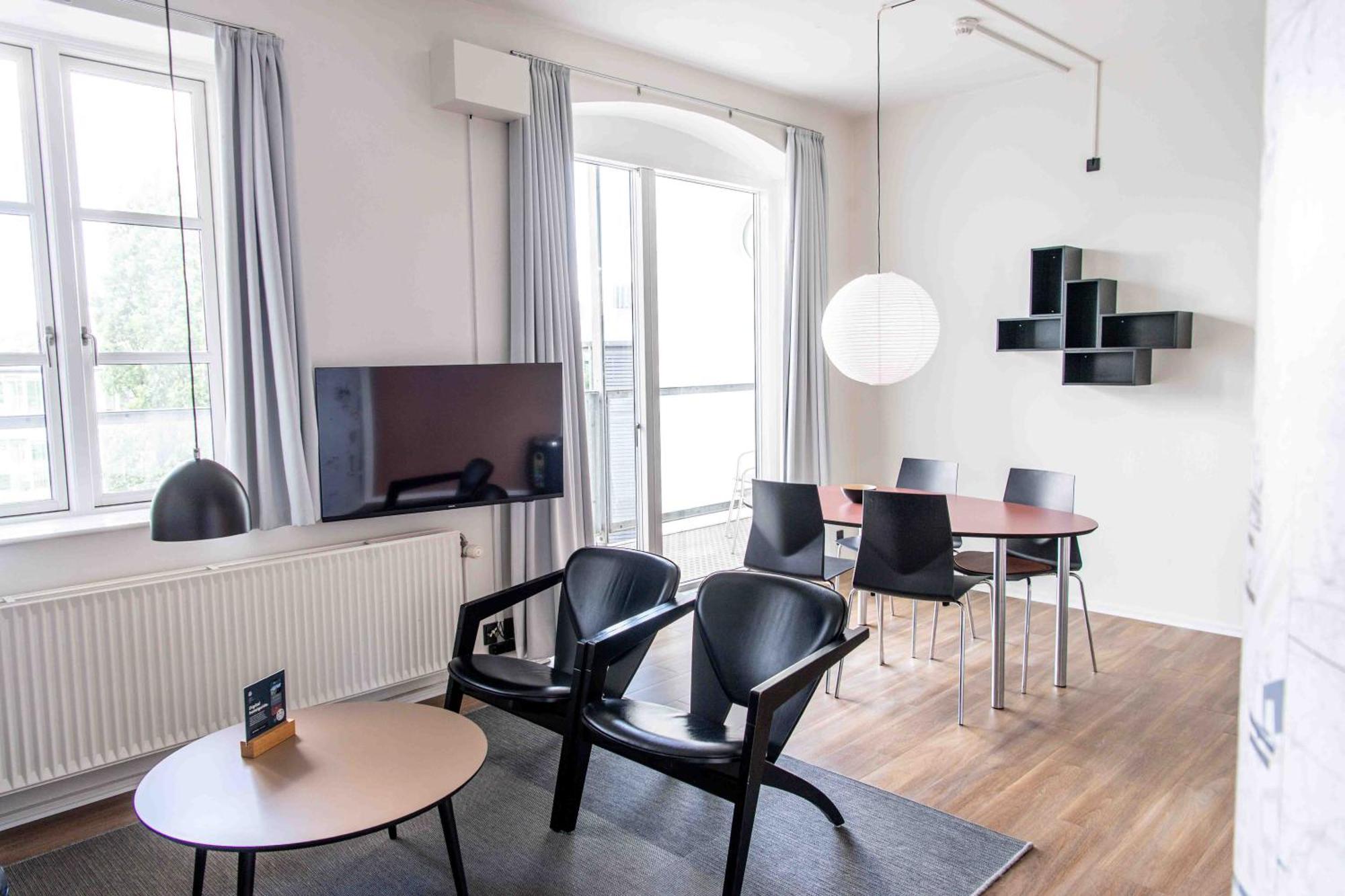 One-Bedroom Apartment Courtyard View