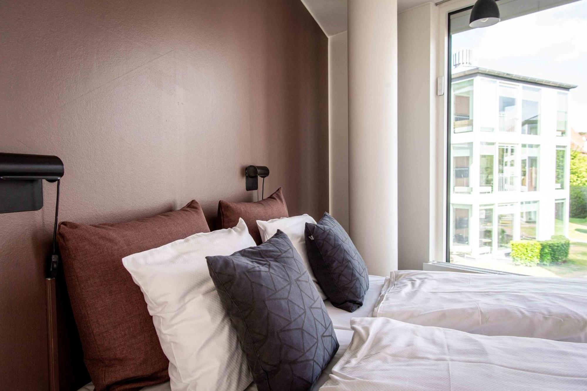 One-Bedroom Apartment Courtyard View