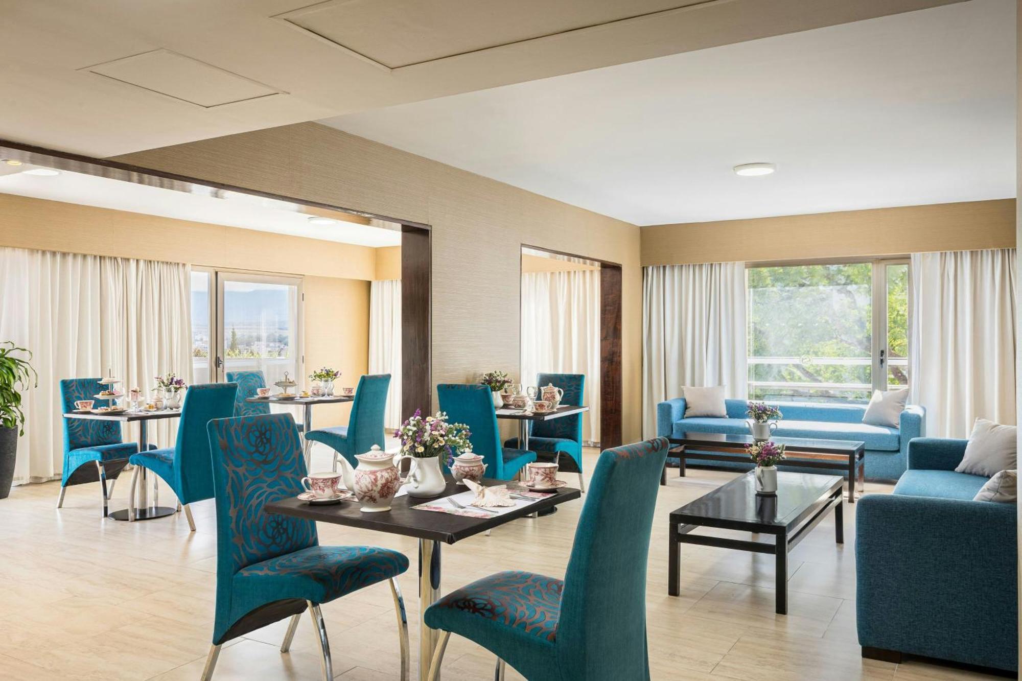 TERRACE SUITE, Executive Suite, 1 King, Mountain view