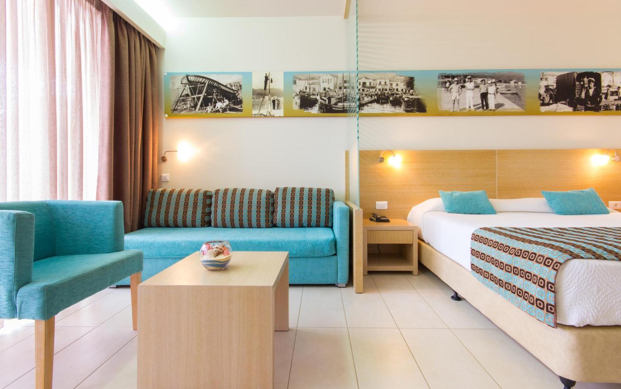 Junior Suite with Side Sea View