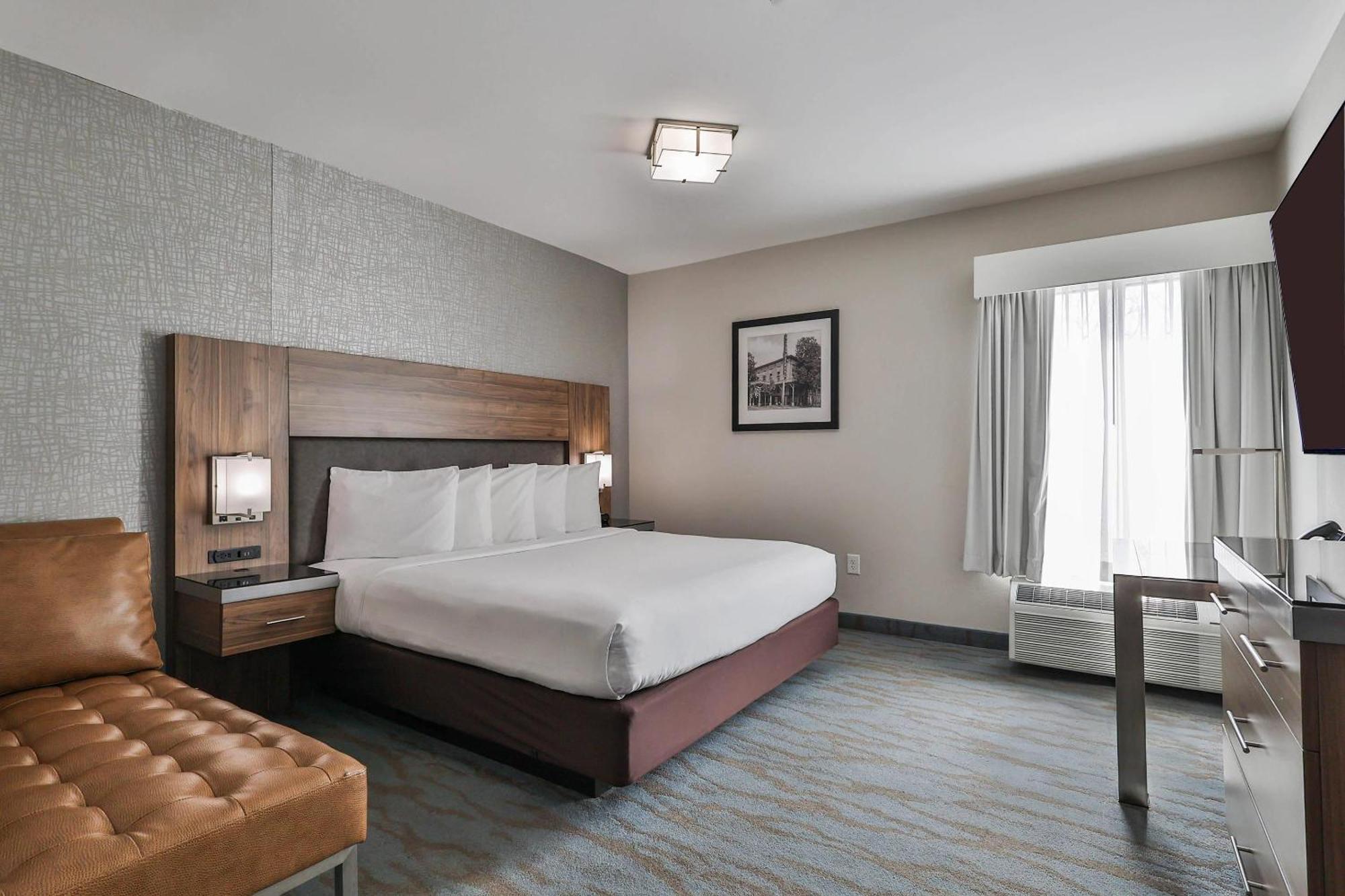 1 King Bed, City View