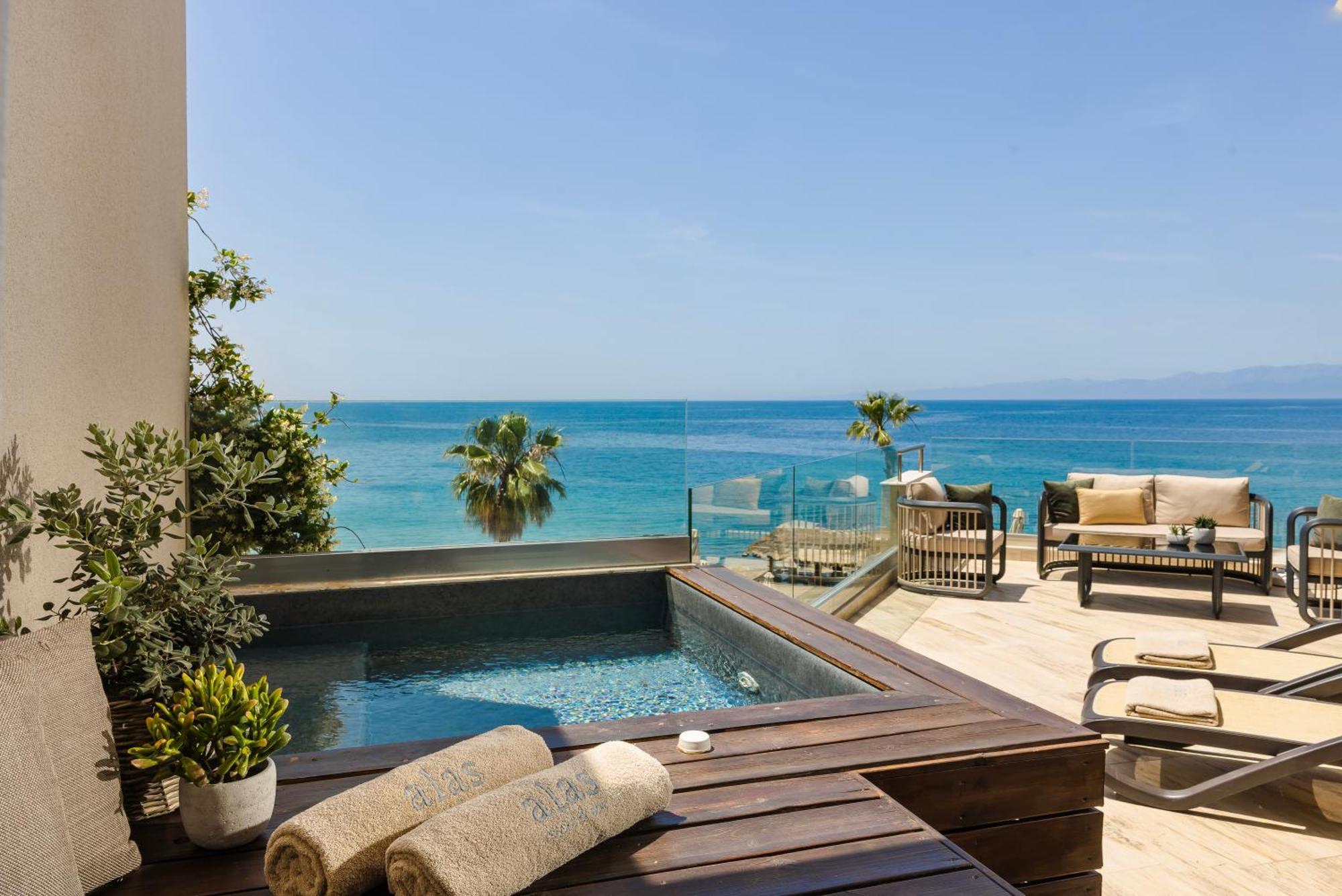 Signature Suite with Sea View and outdoor Jet Tub