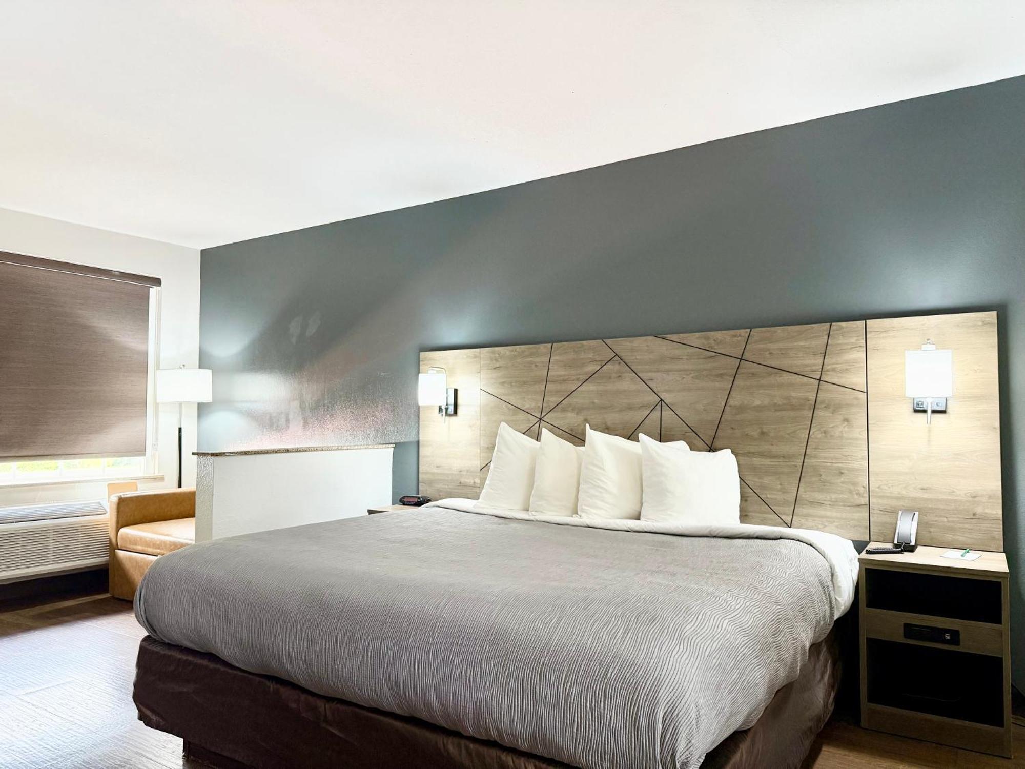 King Suite with Sofa Bed - Non-Smoking