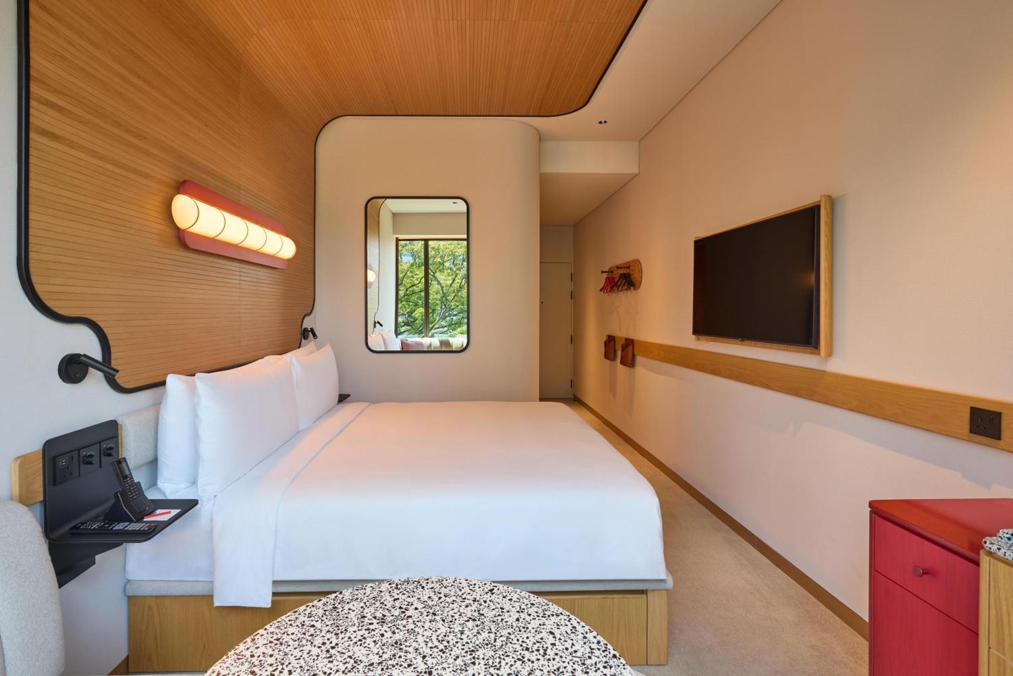 Standard Zimmer mit Kingsize-Bett und Poolblick