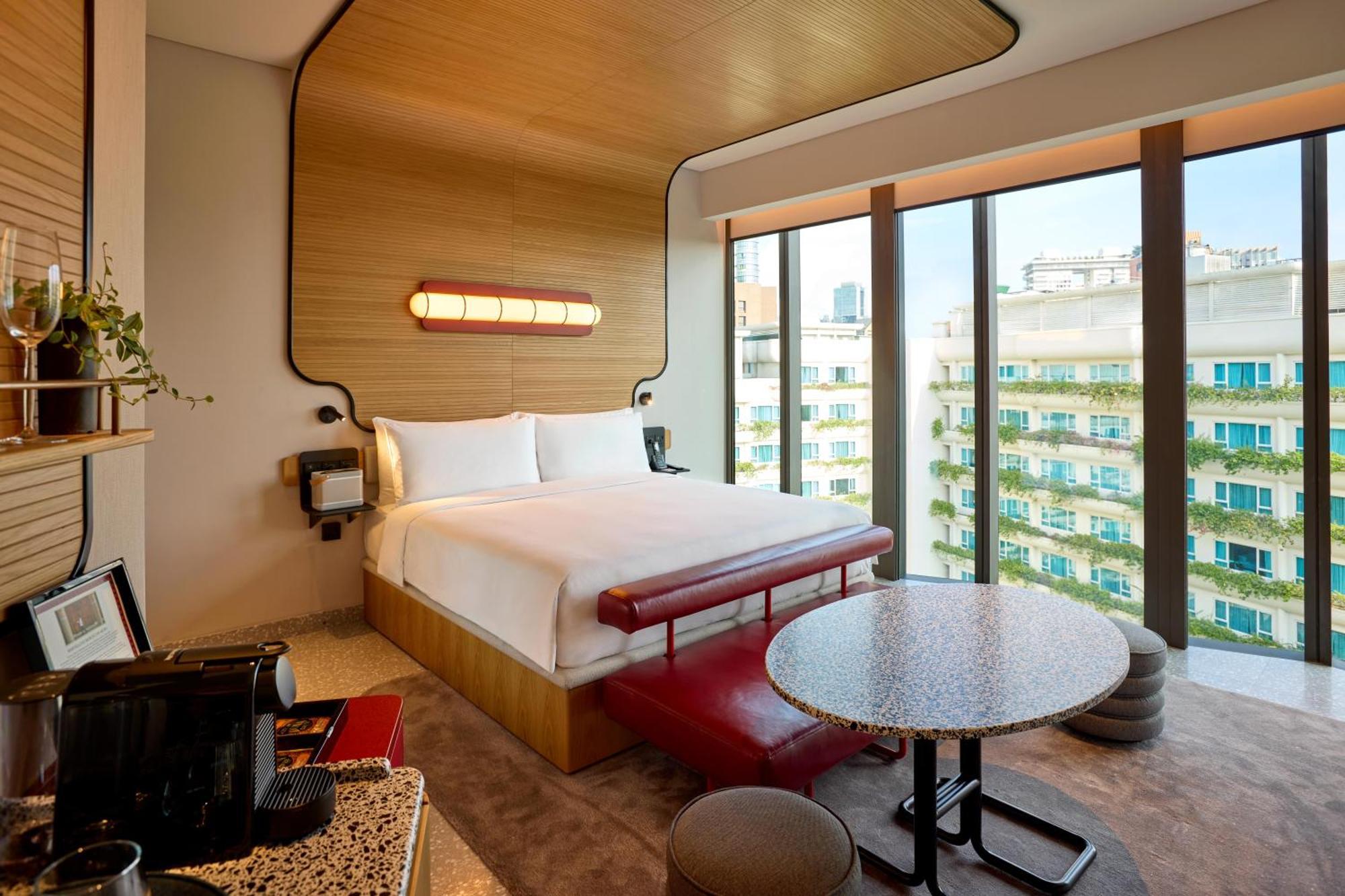 Deluxe Zimmer mit Kingsize-Bett und Poolblick