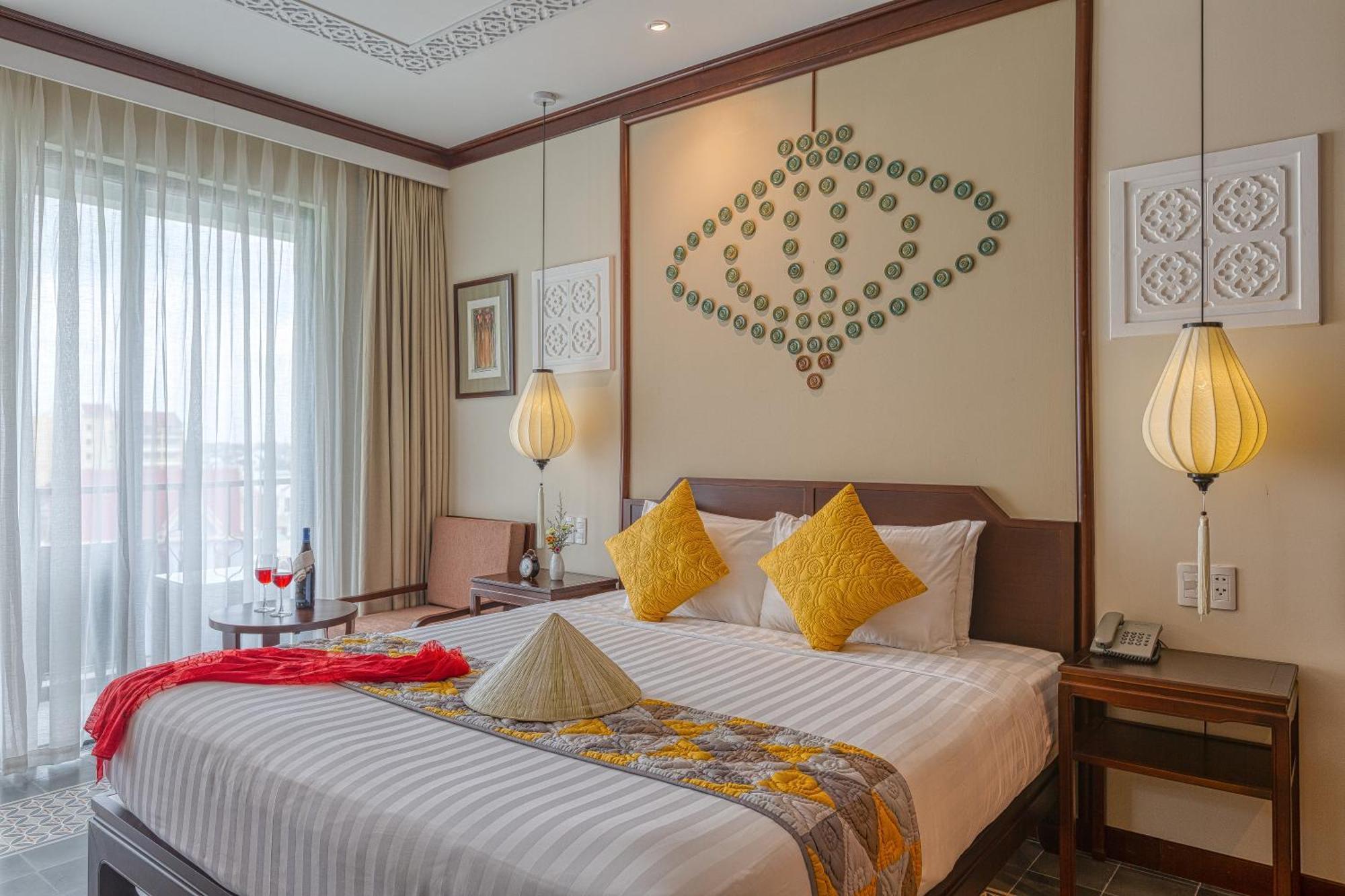 Junior Queen/Twin Suite, Bathtub, Balcony with Tranquil Meadow View