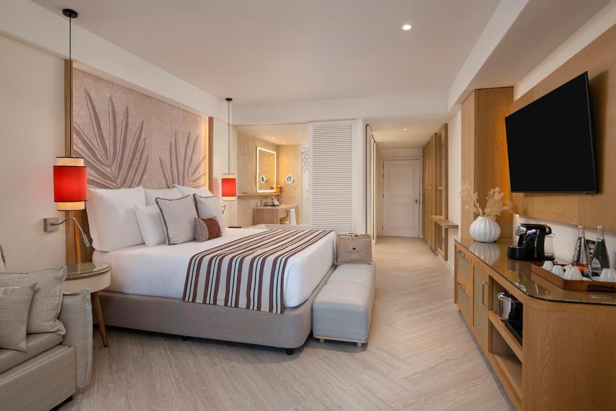 Preferred Club Junior Suite Swimout King Bed