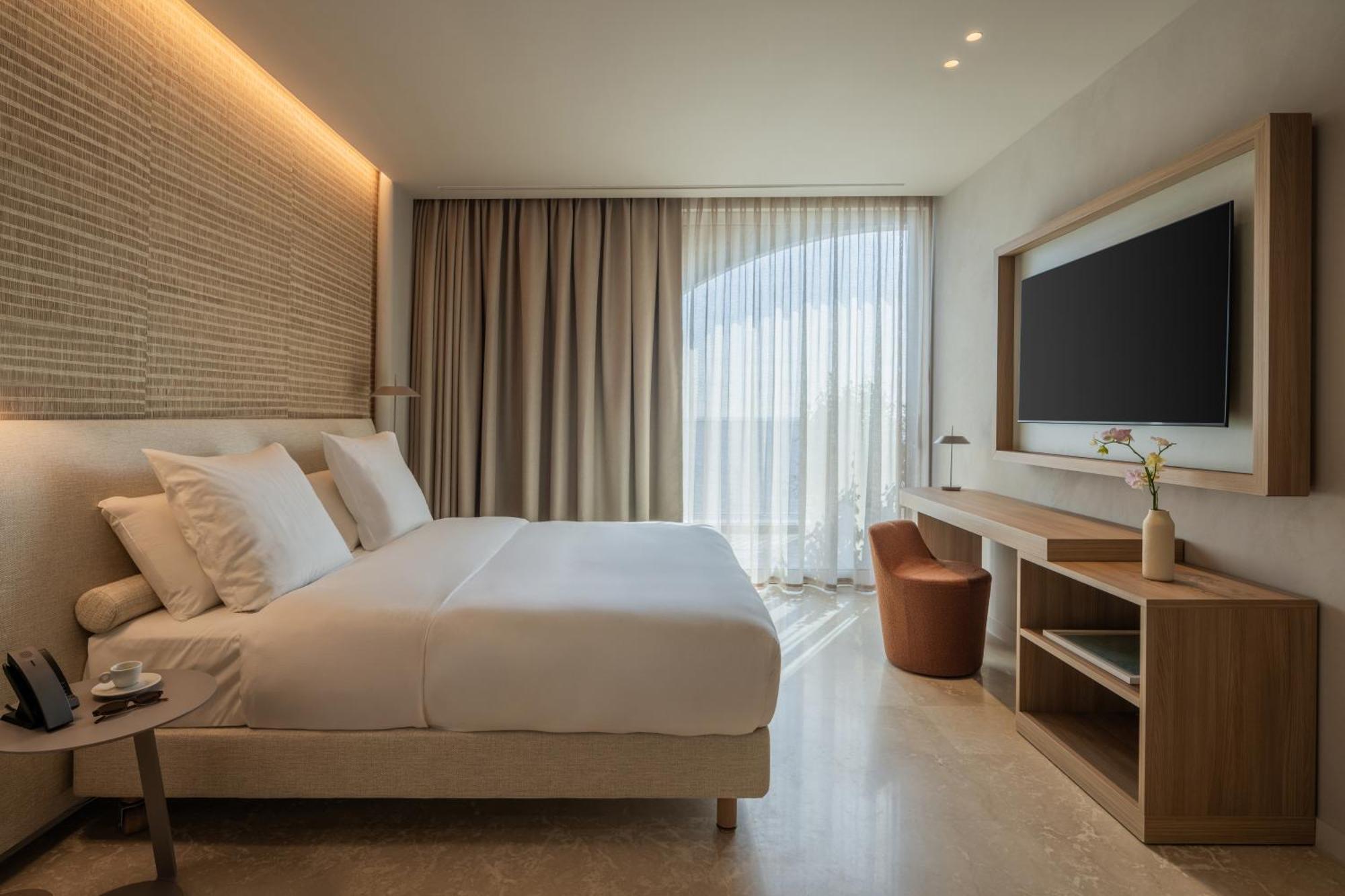 Superior Room One King Size Bed Double Sofa Bed,1690591540:JPEG
