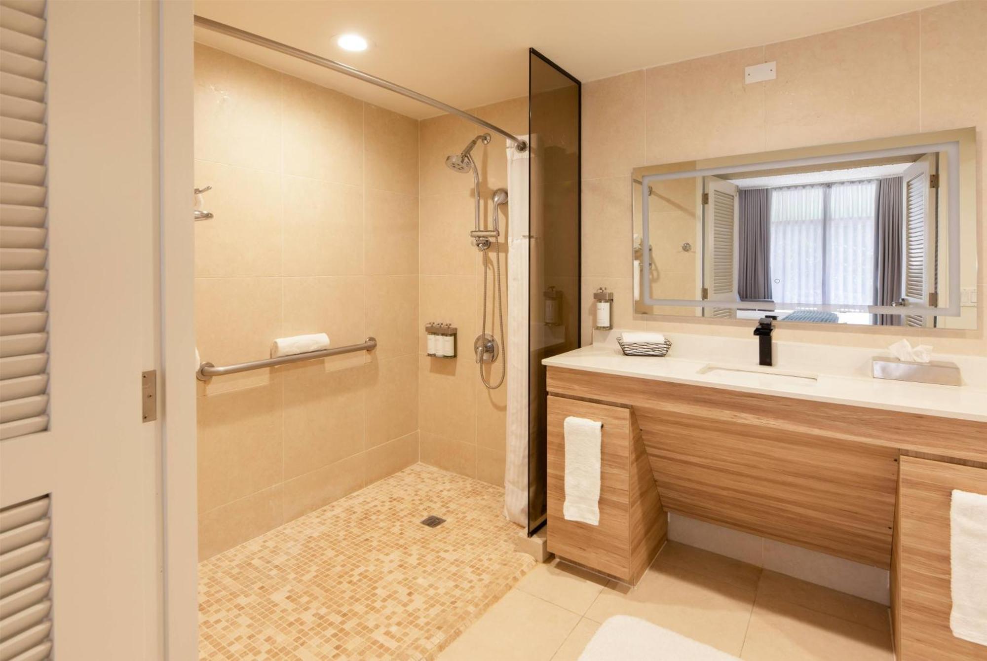 Costa Collection King Room with Mobility Access - Poolside