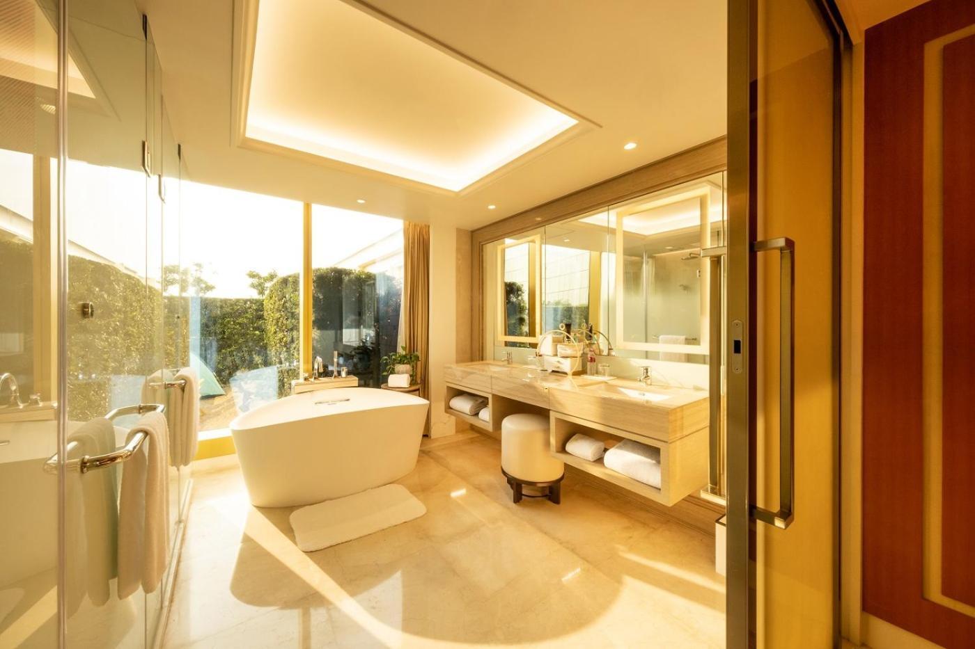 Garden Suite with Executive Lounge Access