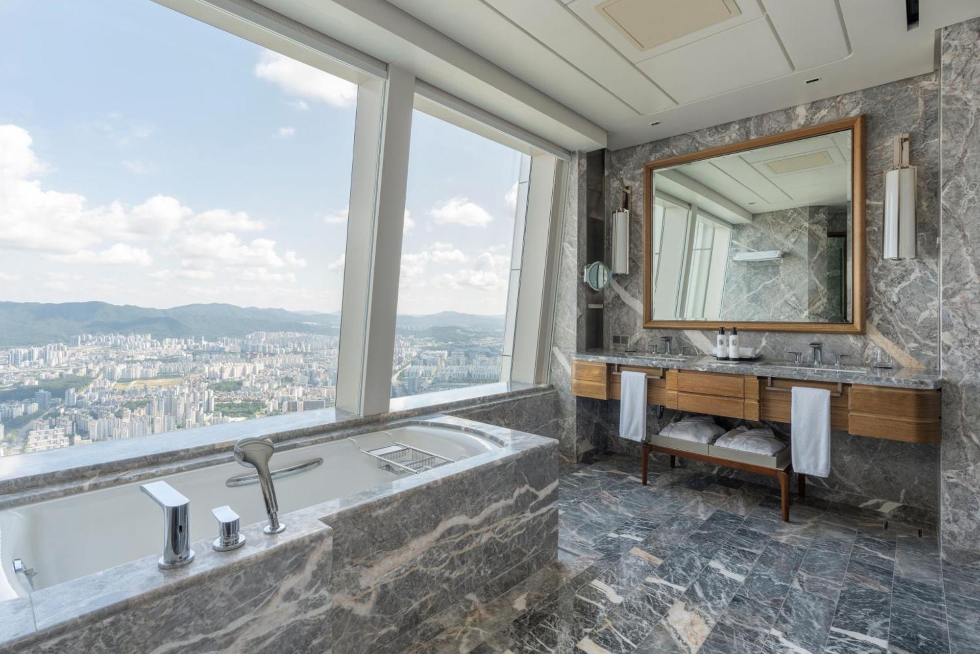 Grand Deluxe Double Scenic Bath