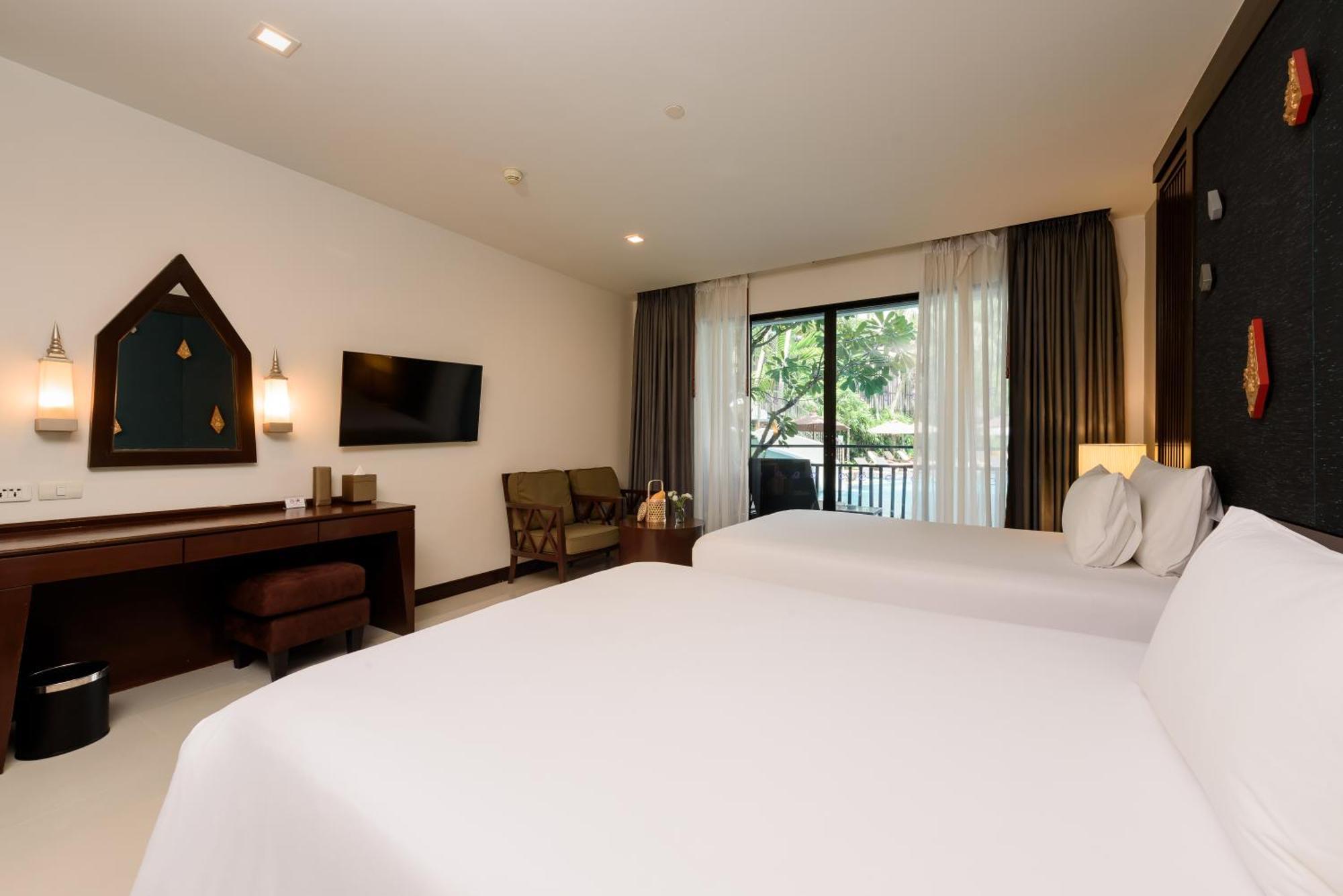 Zimmer mit Queensize-Bett und Poolblick